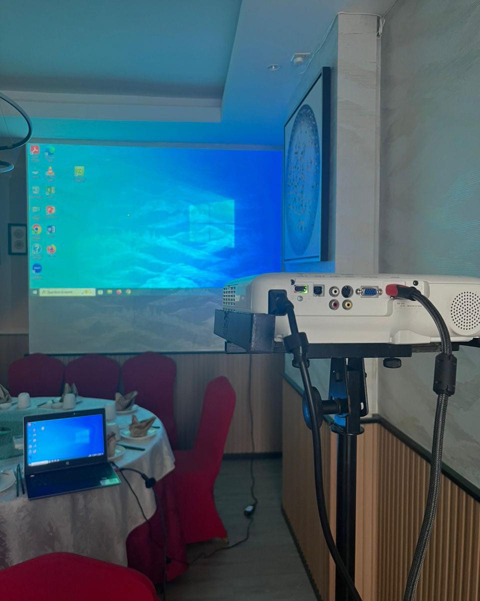 Kuching - Projector with Projection Screen for Video Presentation 3LCD ...
