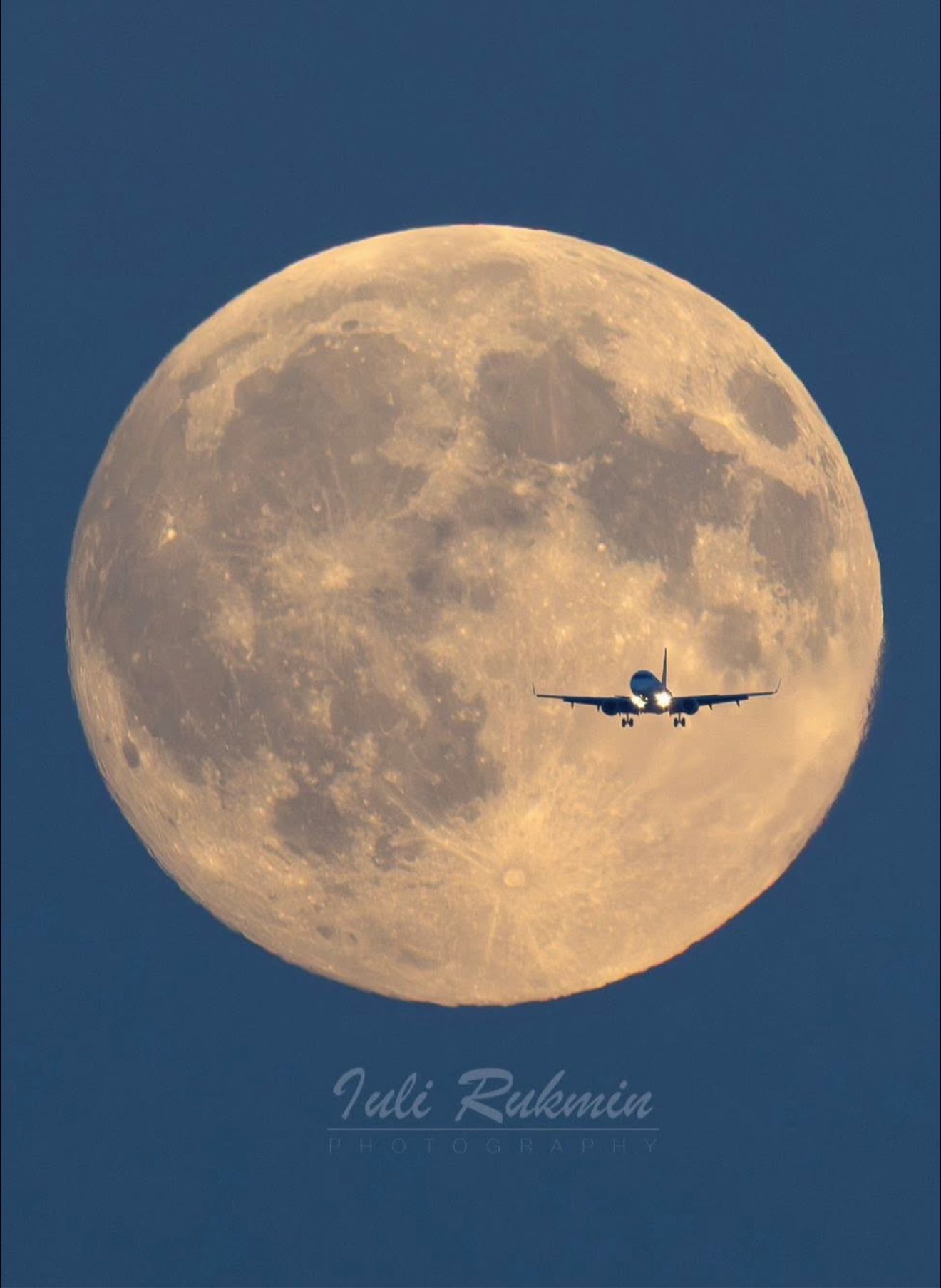 Wil - What a shot! Supermoon rise with a plane, taken by the super ...