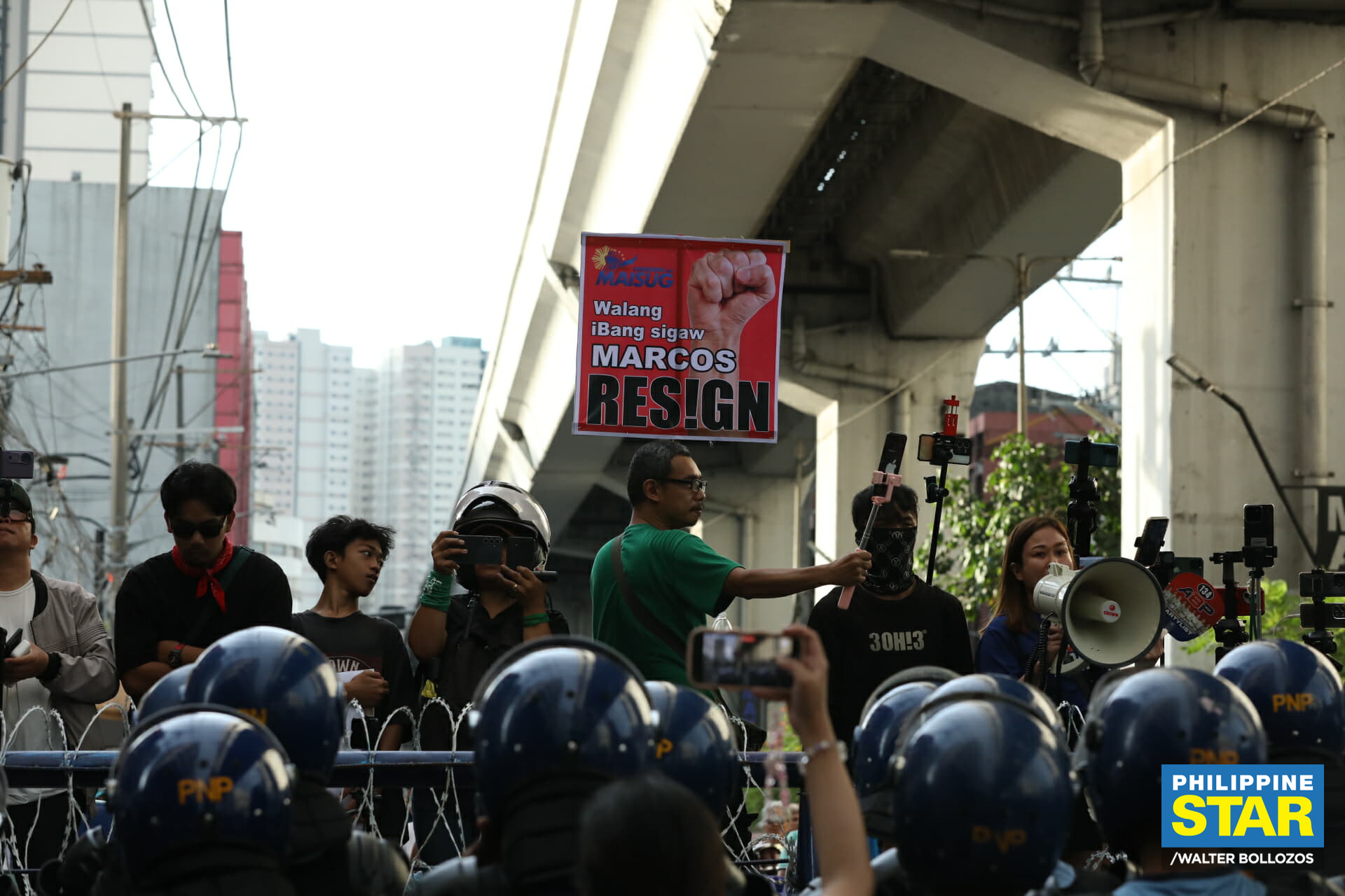 Philippine - Pro-Duterte supporters attempt to end their rally in ...