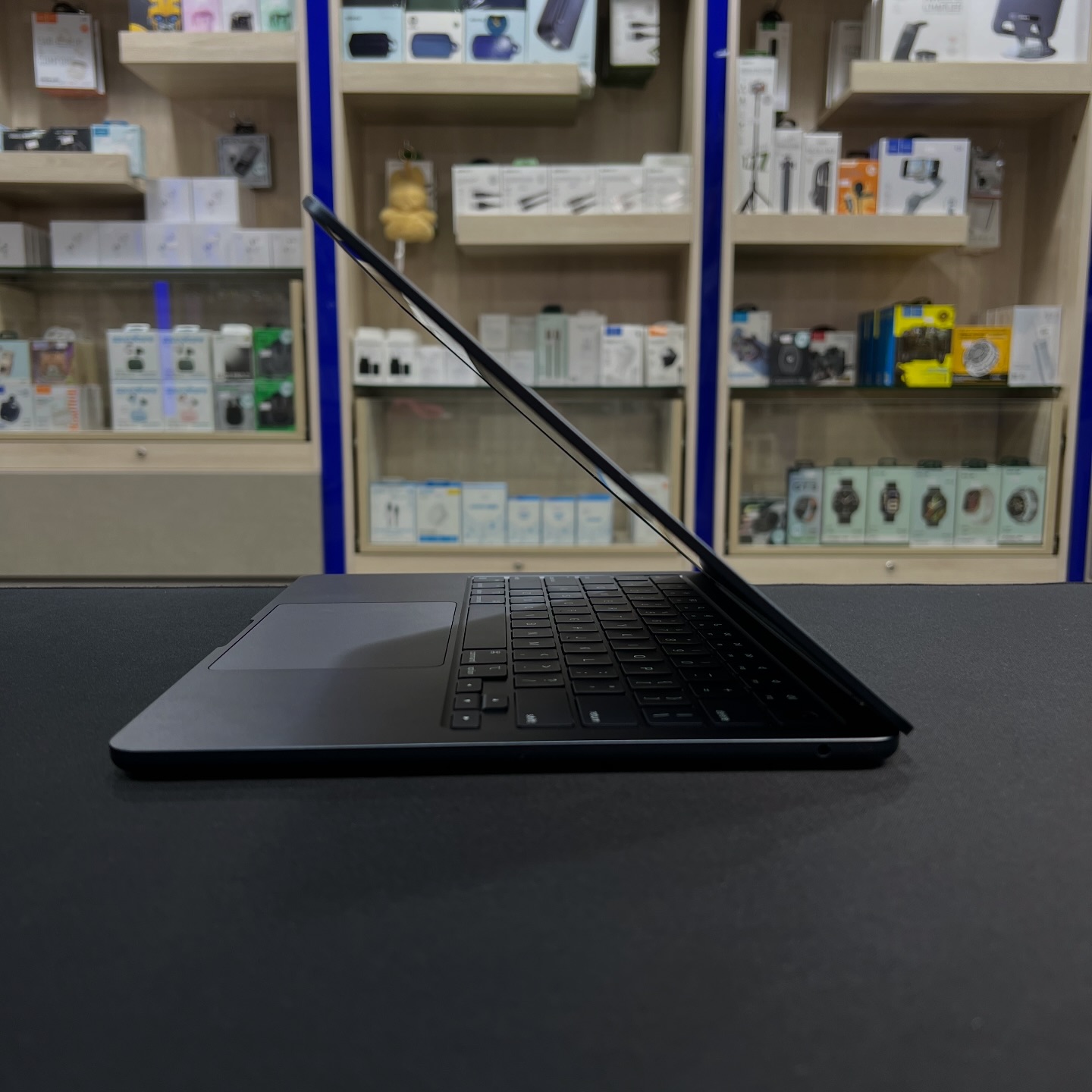 Used MacBook Air M3 13.6 Inch Midnight like new: - M3 Chip, 13.6 