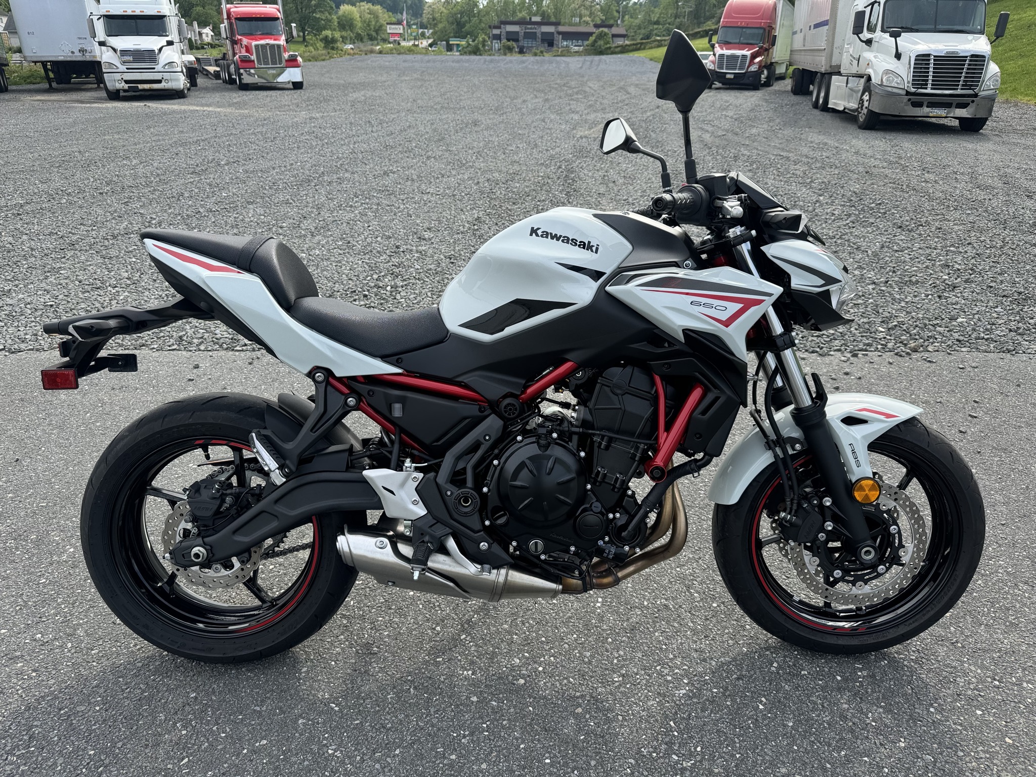 2022 KAWASAKI Z650 ABS THERE ARE ONLY 1040 MILES ON THIS ONE THIS 