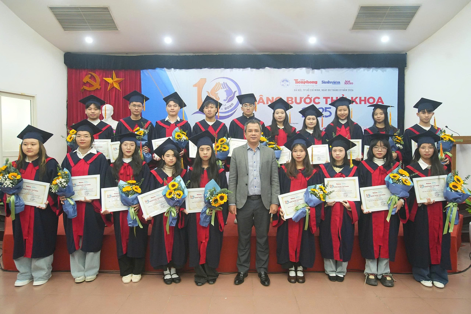 🎉 Chúc mừng 02 sinh viên VNU-USSH được trao học bổng “Nâng bước thủ ...