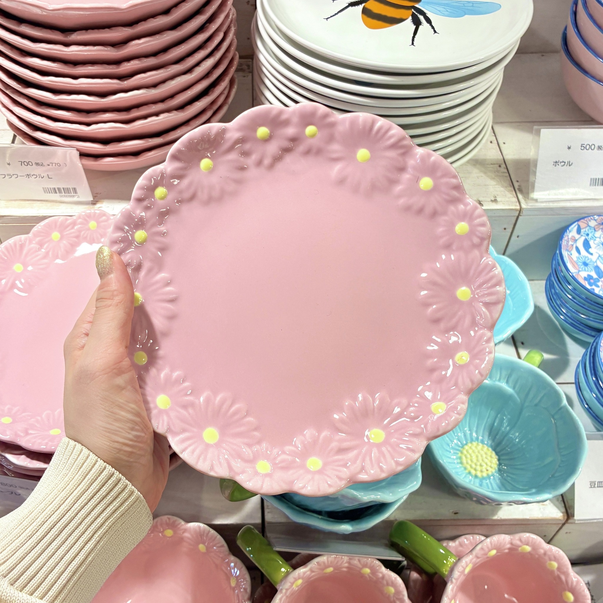 ブーンと春がやってきた🐝🌸 お花のうつわとミツバチプレートで