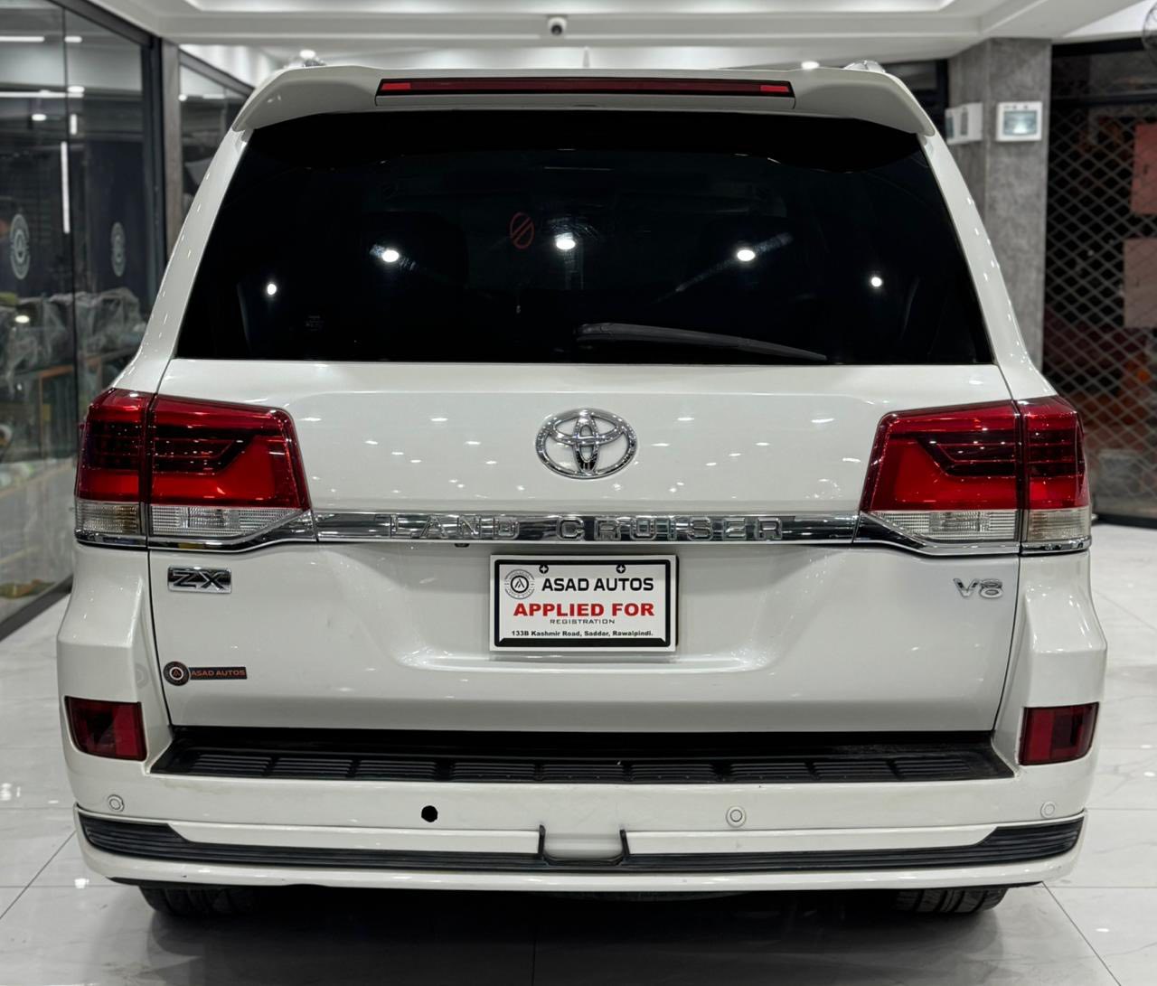 Toyota Land Cruiser ZX — 2011 A powerful and dependable full-size