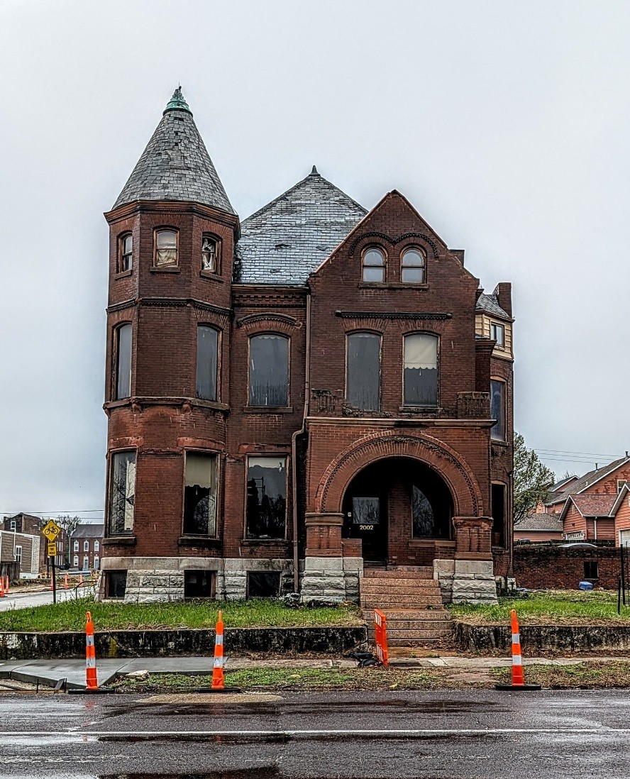 Abandoned house in Saint Louis still occupied