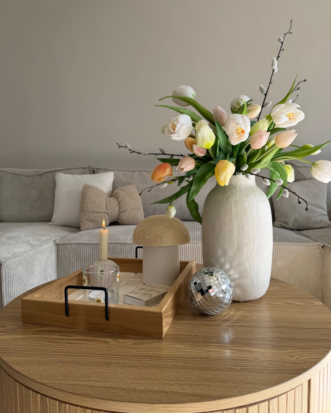 Ein kleines Spring Update im Wohnzimmer 🌷✨ Tulpenliebe trifft auf trendy Tischleuchte & zarte Frühlings-Details auf unserem Deko-Tablett FLIESEN. So fühlt sich der Start in die neue Saison zuhause an