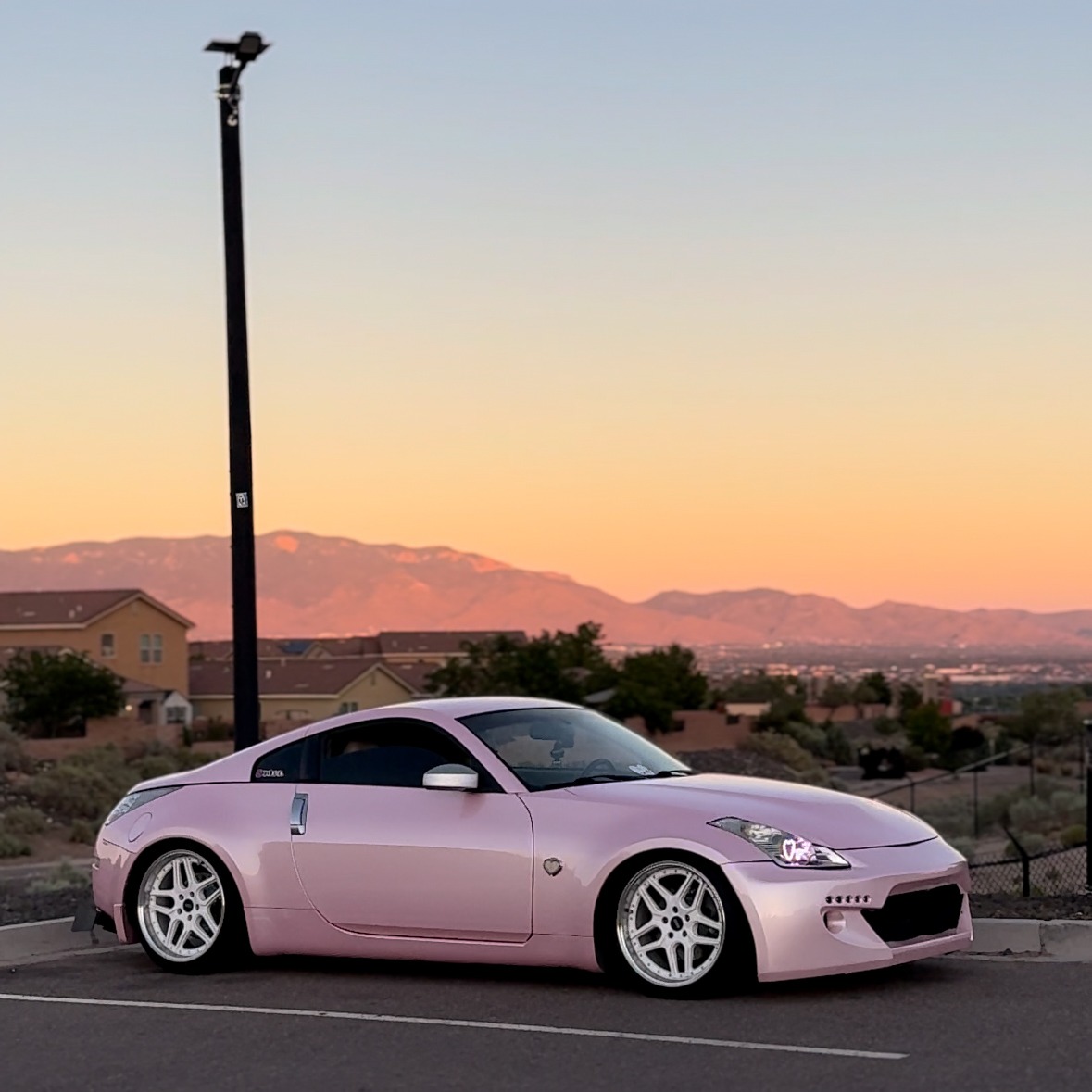 🌸 3 years later, this 350Z still stops traffic. Time tested. Sun