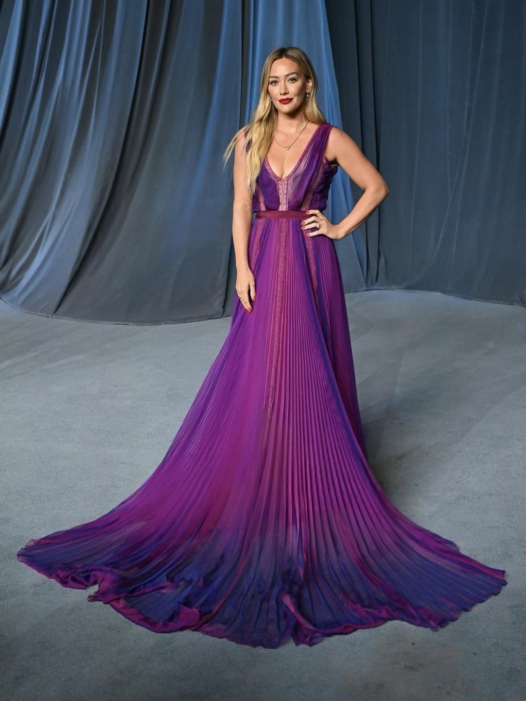 lady duff slip dress Hilary Duff's Plunging Does All the Talking in New Photos Hilary showed her bold persona in a slip dress with a plunging neckline, capturing everyone's attention. She shared a UpperBodyStrapConfigurationLabel: Racerback