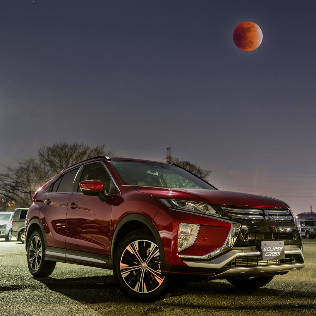Mitsubishi - 幻想的な赤い皆既月食が『エクリプス クロス』の頭上に 