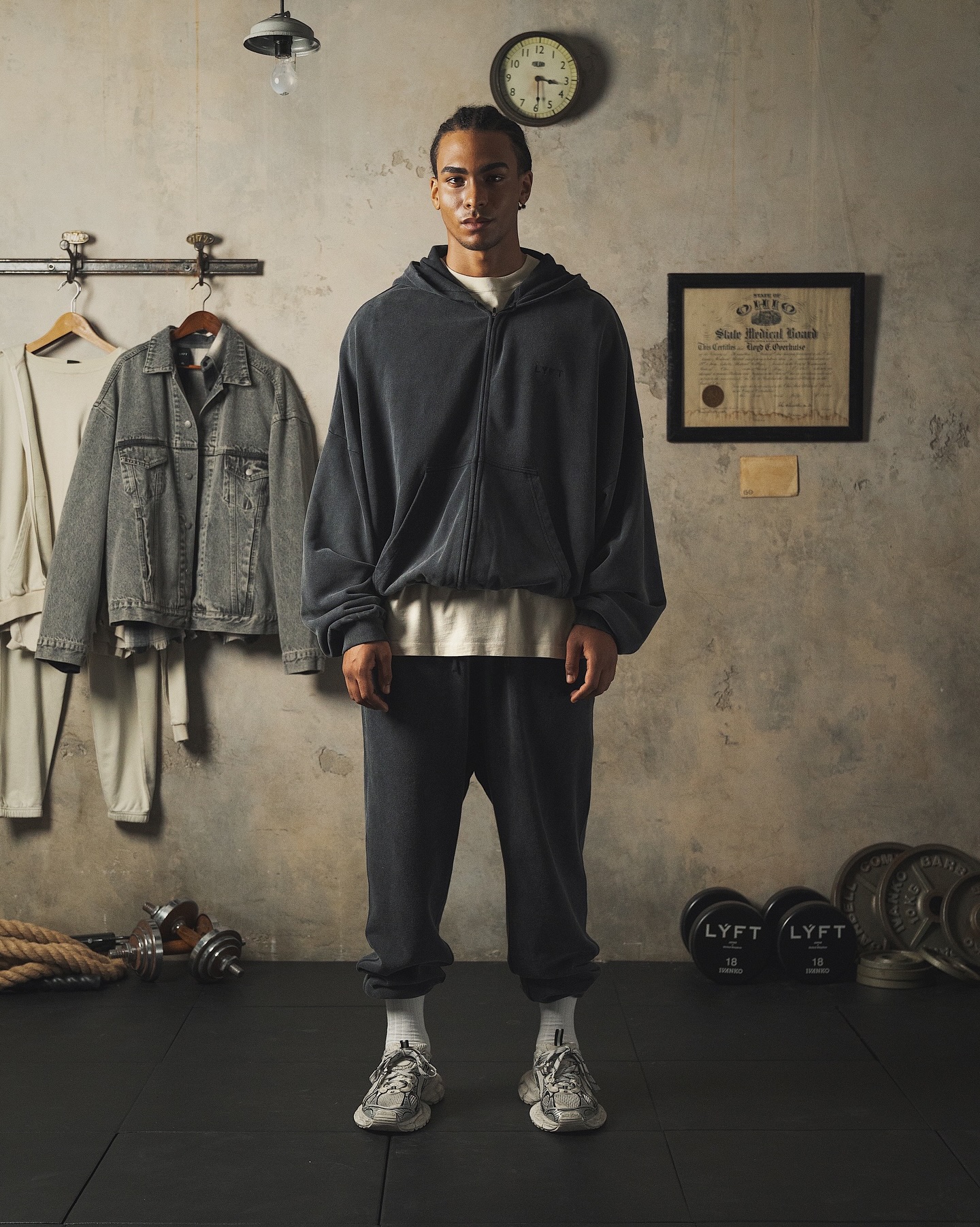 AW SWEAT – AVAILABLE NOW OVERSIZE VINTAGE SWEAT ZIP-UP HOODIE 