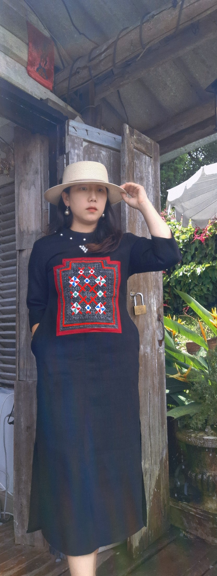 Hmong - เดรสผ้าใยกัญชงสีดำแต่งเป้เด็กเขียนเทียนมือจิกมือสวยๆ..อัดกาว ...