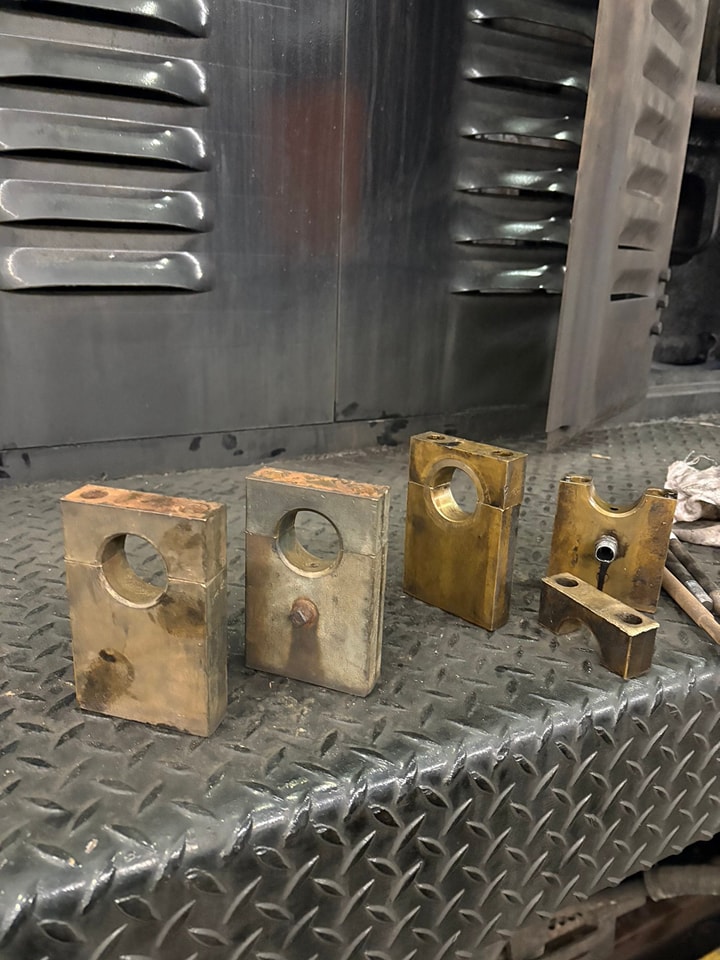 Armco - Rocker arm blocks. New ones on the left and old ones on the ...