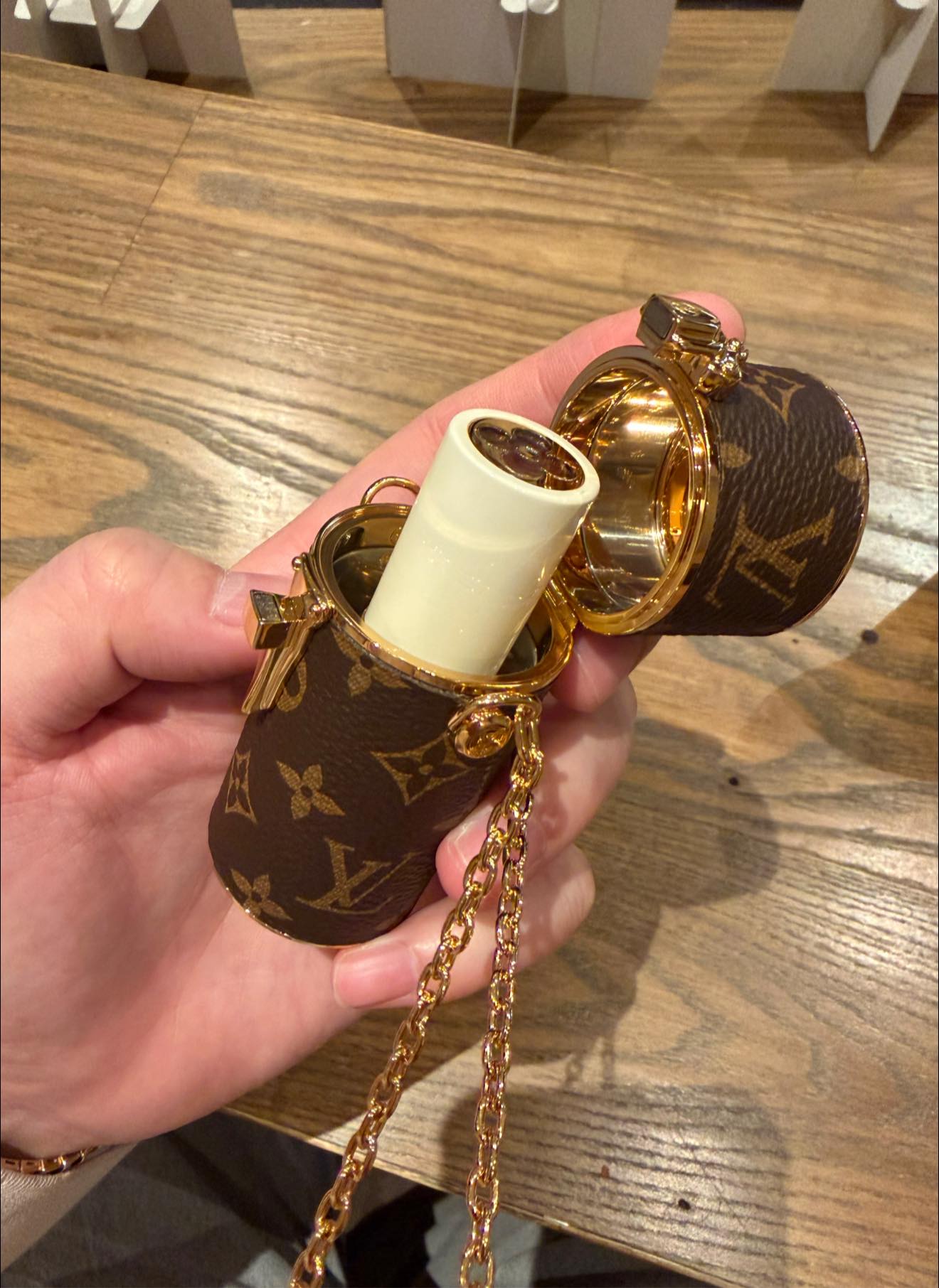 รีวิวครีมแพง - พกให้โลกรู้ ว่าใช้ลิป LV | Facebook