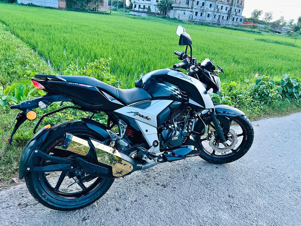 TVS apache RTR 4v