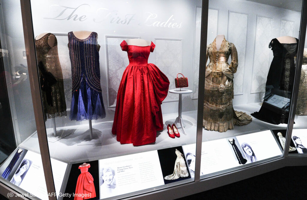 first lady dress store For 200 years, ladies have graced inaugural balls wearing gowns that reflect the style of the times. While fashions have ranged from Victorian dresses to flapper-style gowns, their attire is custom-made product-family: Jersey tee dress