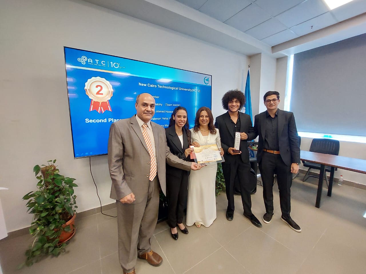 تكريم طلاب جامعة القاهرة الجديدة التكنولوجية من شركة AVIC Innovation ...