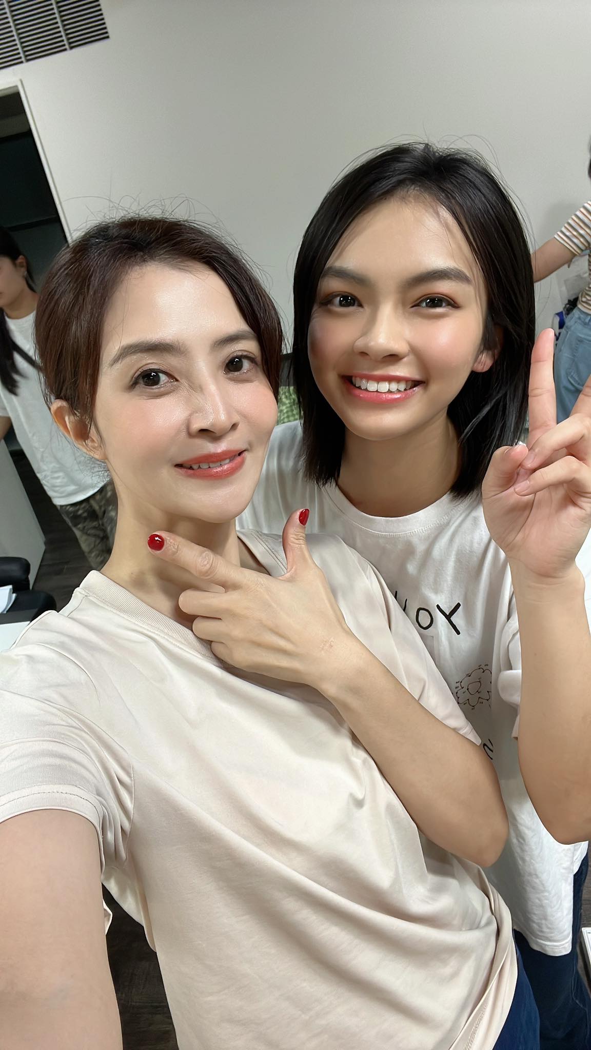 李亮瑾 - 今天來打工🤣🤣 一整天的戰友..大家辛苦了🙏🙏 #阿松與阿暖 #今天像服裝秀 柏妍樺 #謝謝Lisa姐讓我穿的美美的 | Facebook
