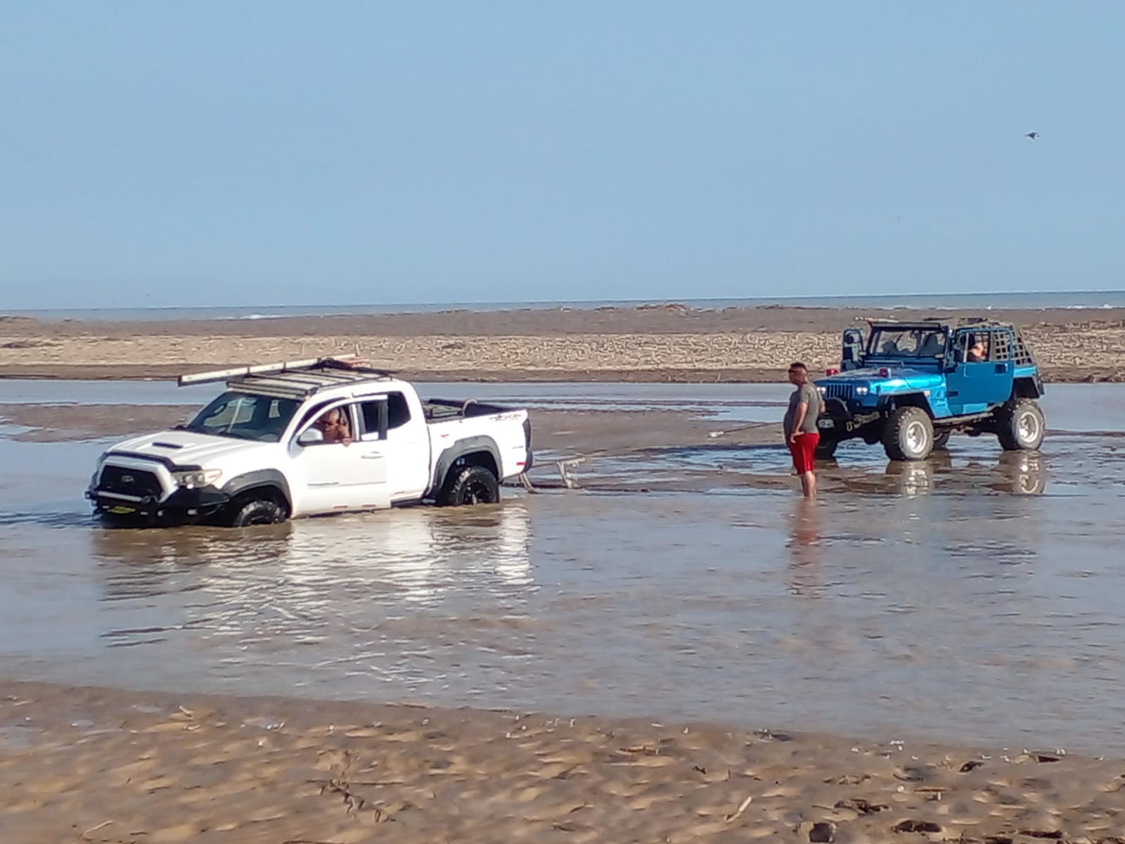 Un vehículo quedó encallado en el río Sama, a la altura de la ...