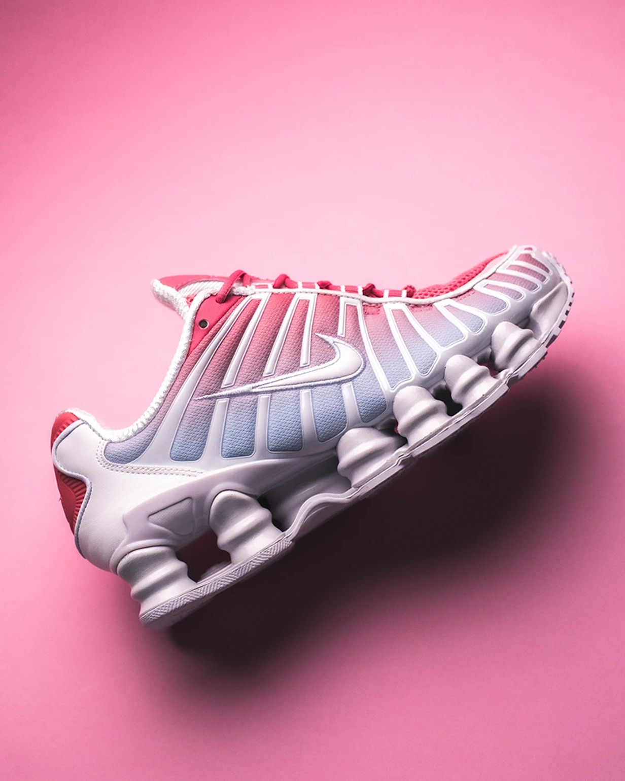 The Nike Shox TL takes mechanical cushioning to the next level. A 