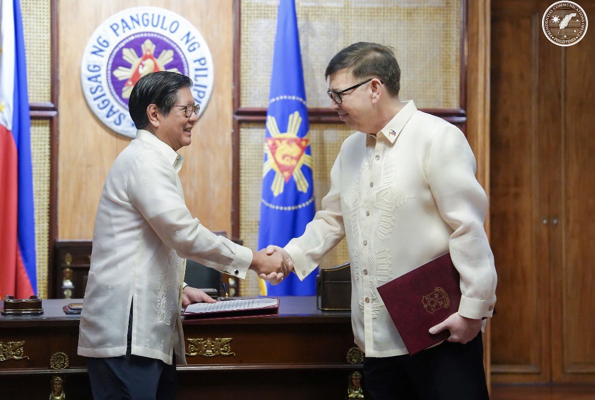 ABS-CBN - LOOK: President Ferdinand Marcos Jr. administers the oath of ...