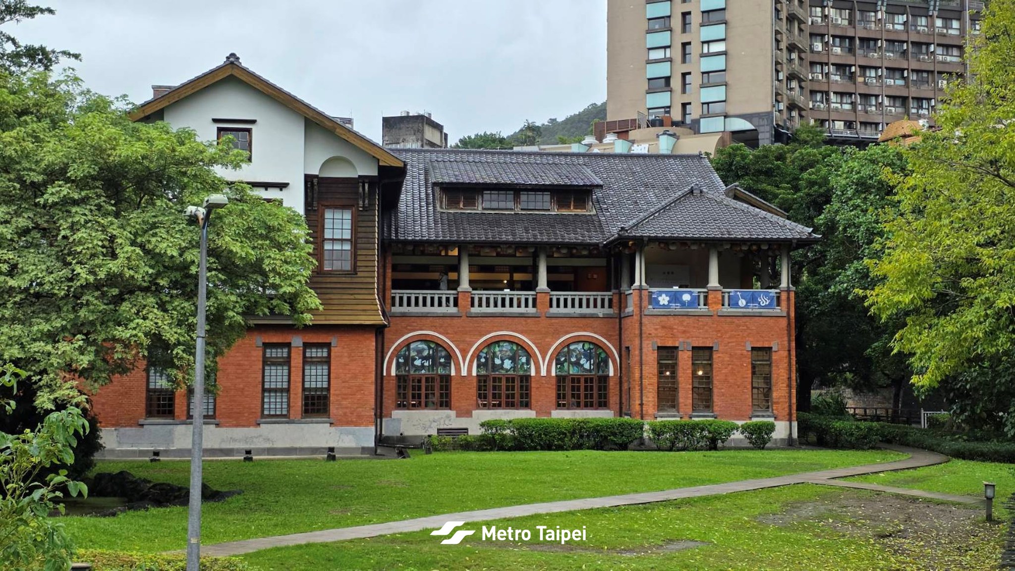台北捷運 - 北投溫泉博物館-免費參觀，前身是北投公共浴場，入館要脫鞋，在館內參觀瞬間有種置身日治時期的錯覺。 | Facebook