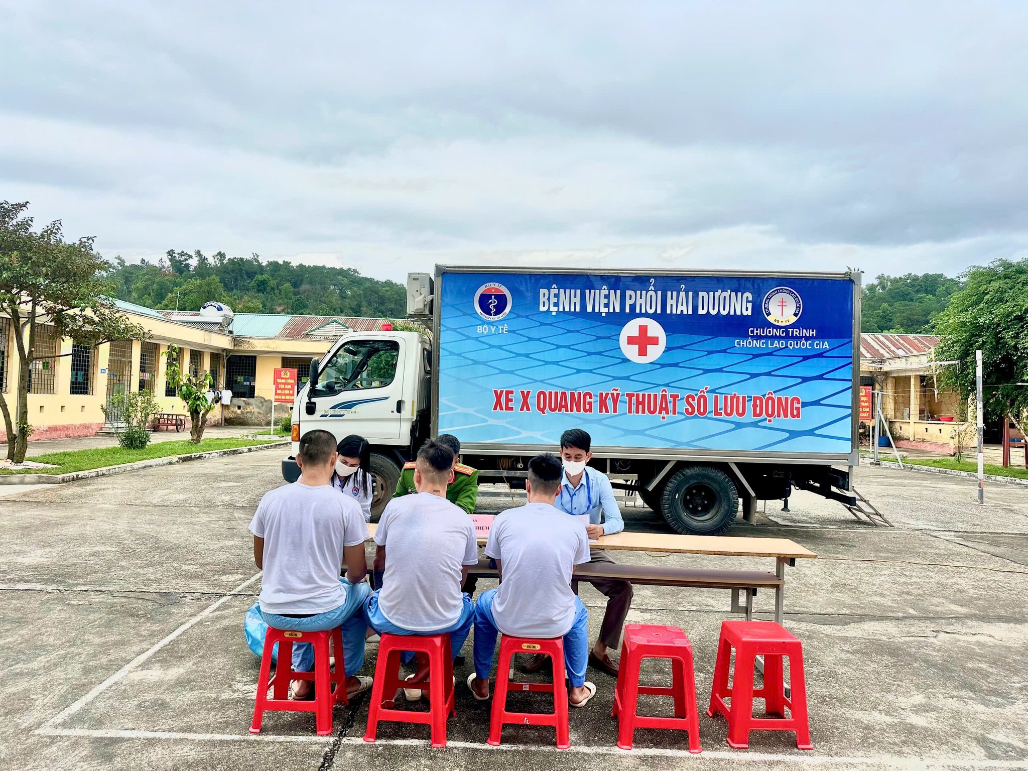 Cơ - Xe lưu động của Bệnh viện Phổi cùng các y bác sĩ đã có mặt từ rất ...