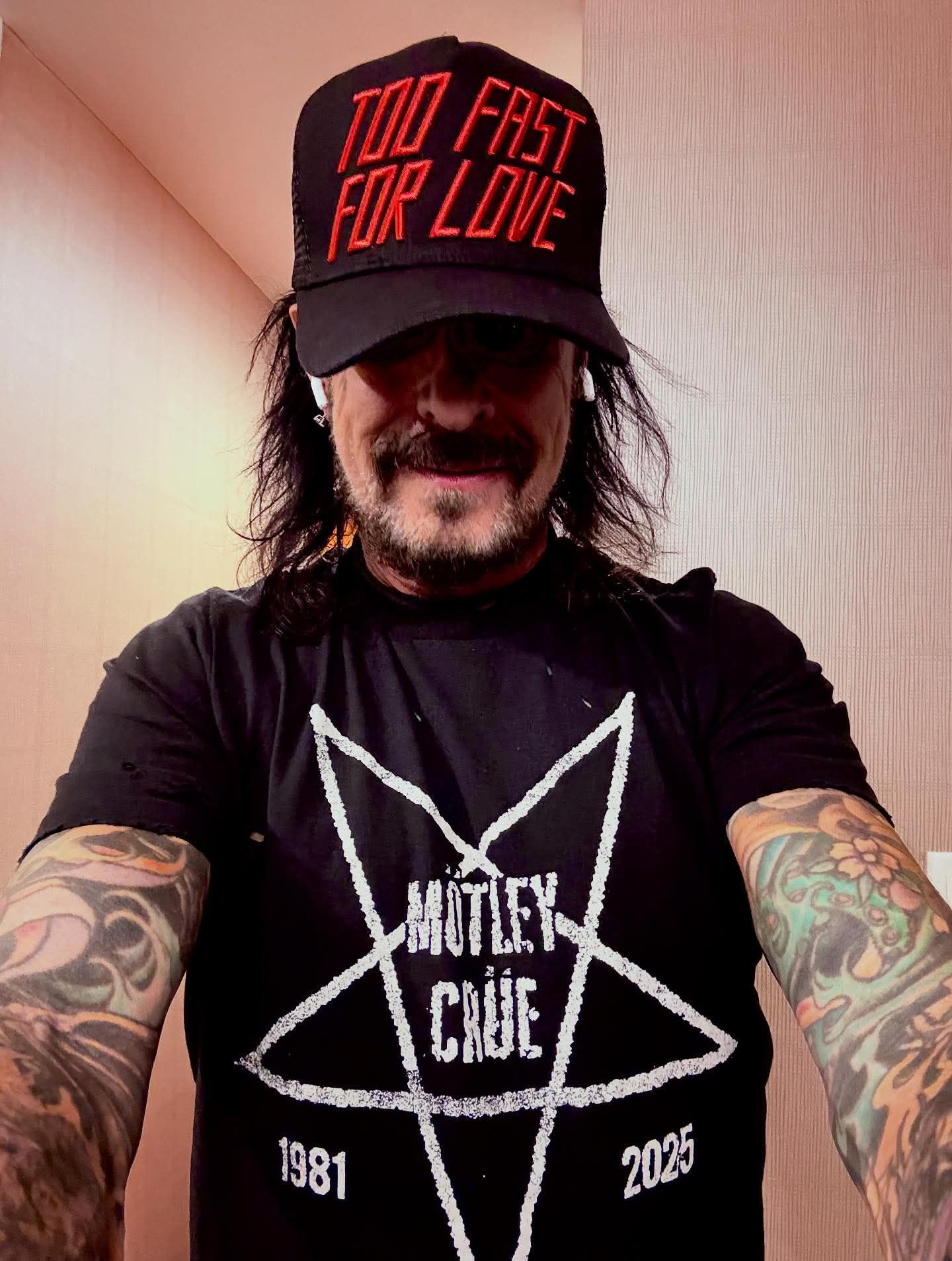 Love this new hat and shirt for the Vegas shows- @motleycrue