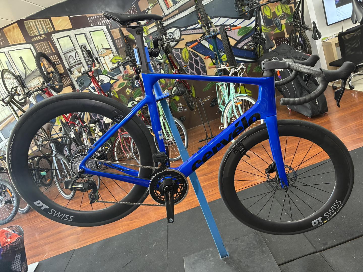 Cervélo Soloist 2025 Force Zipp 303sw cervelo Soloist with