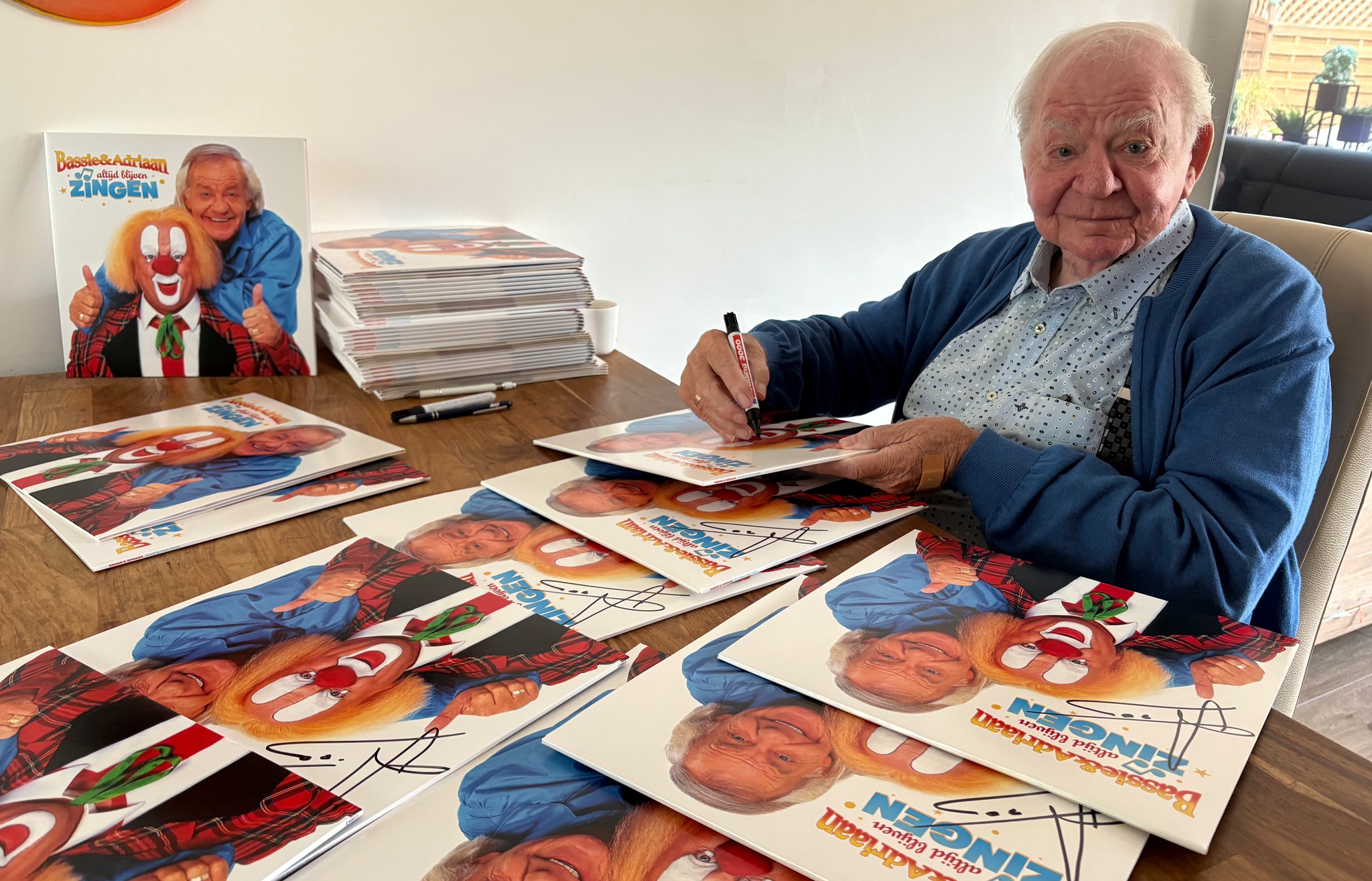 Bassie - De tweede partij LP’s is geleverd. En dat heb ik geweten. Ik ...