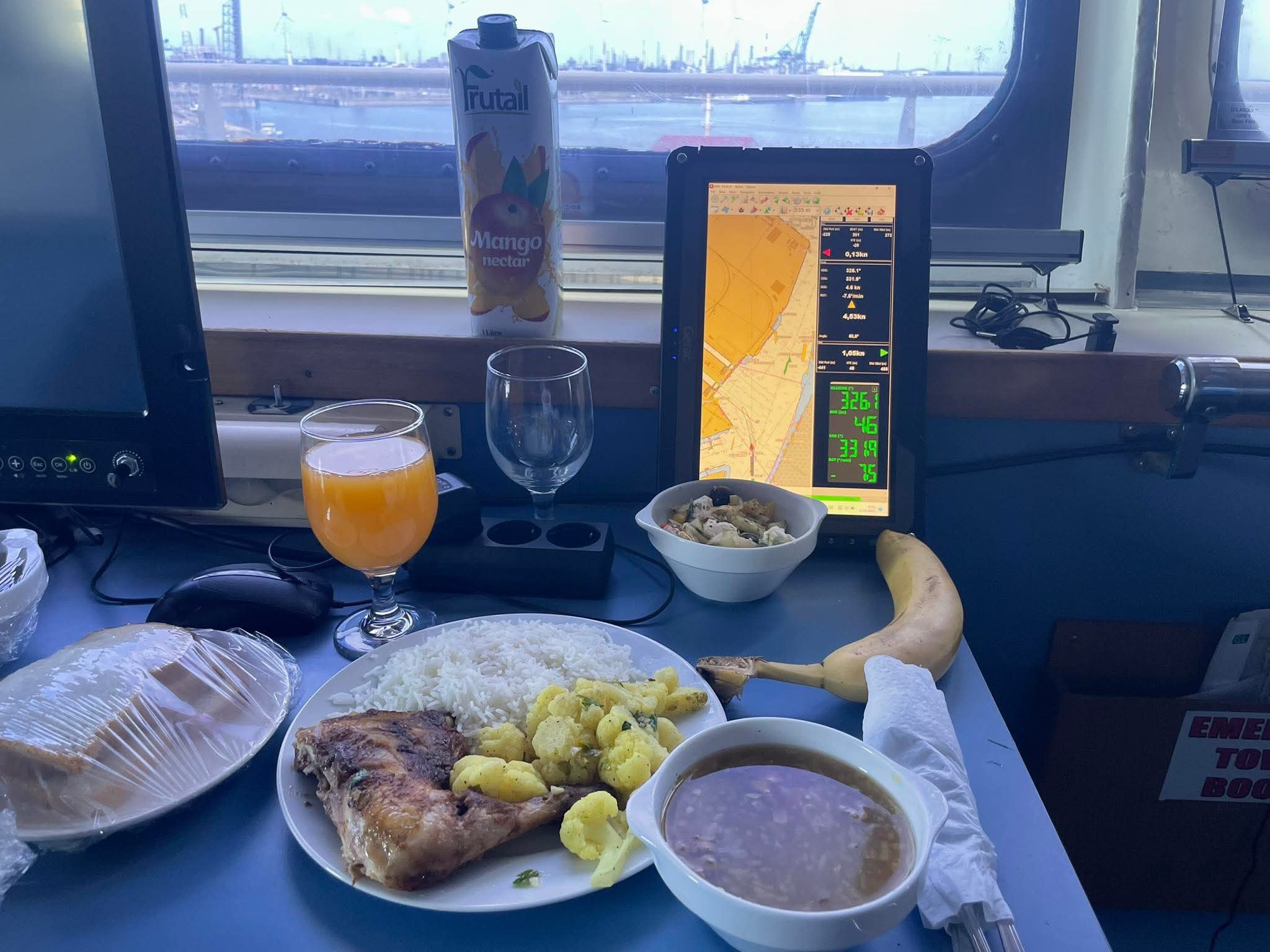 Seaman - Lunch onboard MSC Julia R 📸: Pilot Ralph | Facebook
