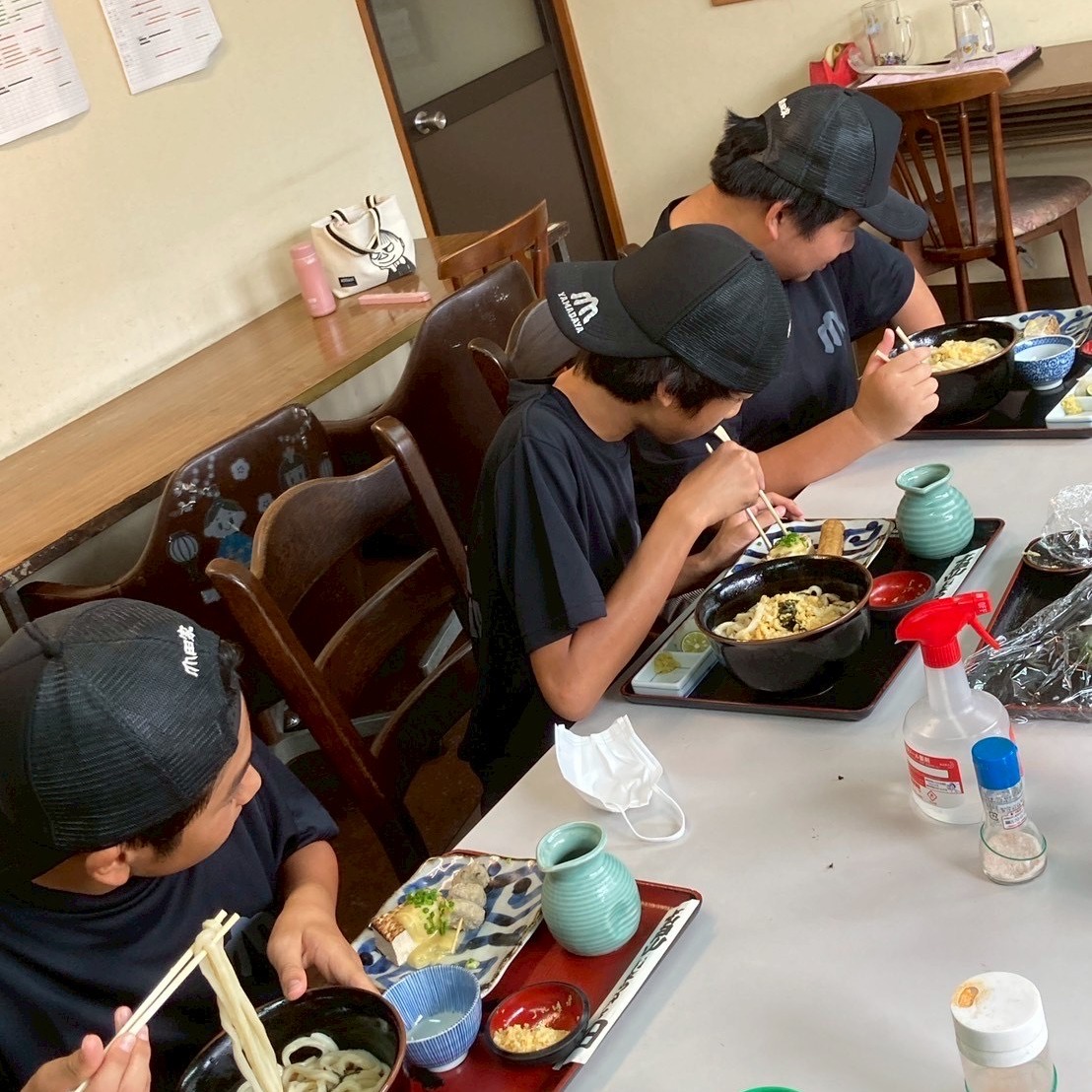 古高松中学校の男子生徒3名が、職場体験で山田家に来てくれました