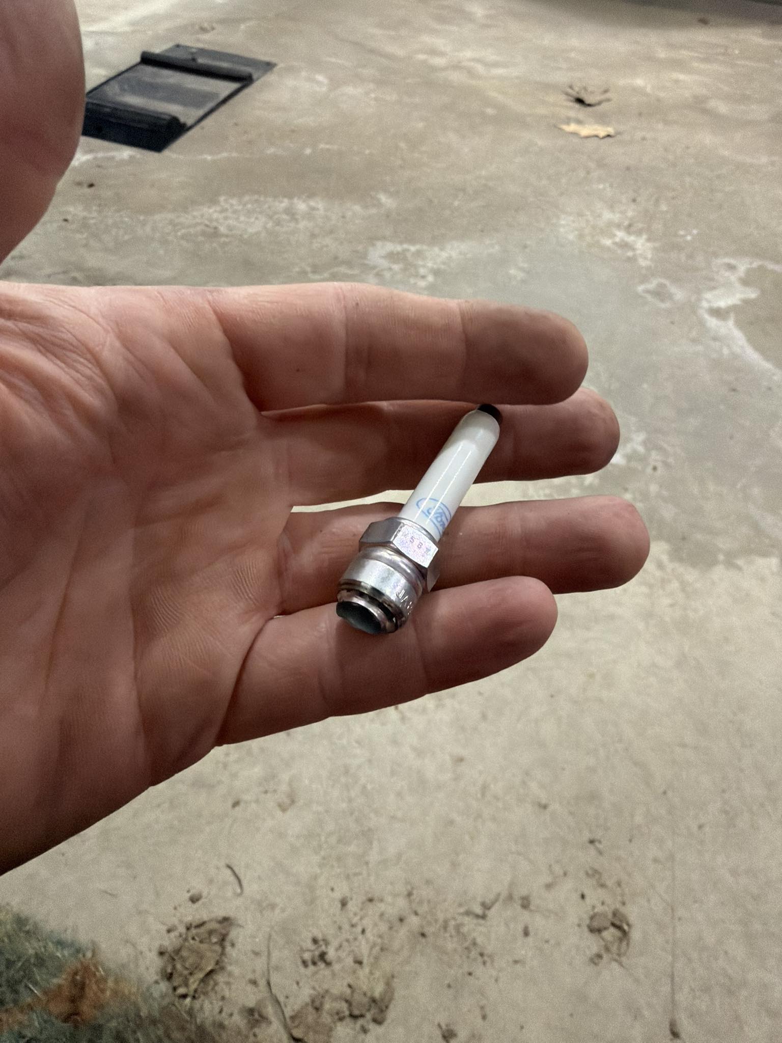 If you've ever replaced spark plugs on a 5.4 Triton… you know the struggle  😅🔧🔥 #MyMobileMechanic #SparkPlugProblems #TritonLife #FordRepair  #MechanicHumor #AutoRepair #WrenchLife #MechanicStruggles #GarageLife  #CarRepair