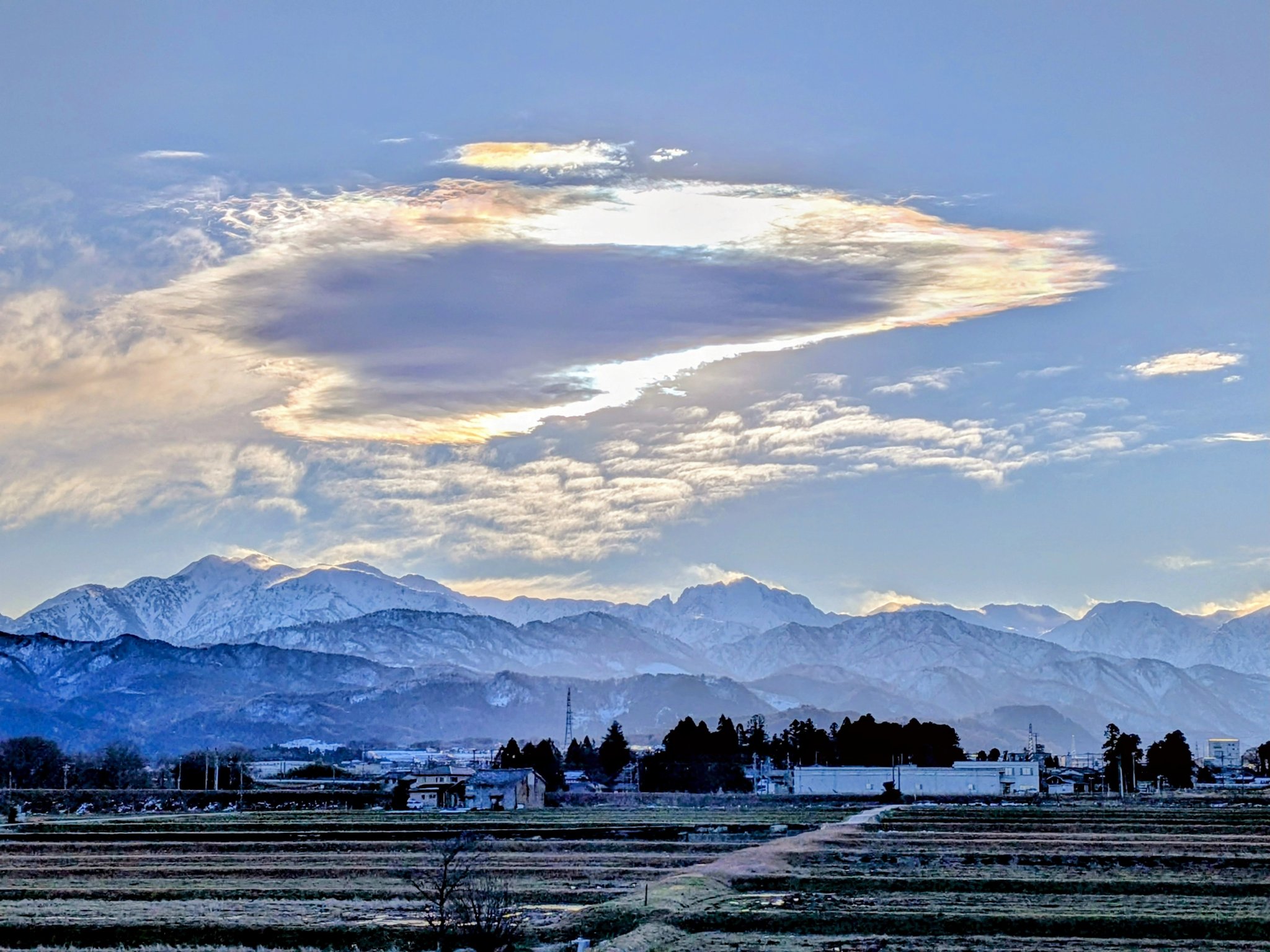 剣岳の上にUFOのような雲、立山から雪煙