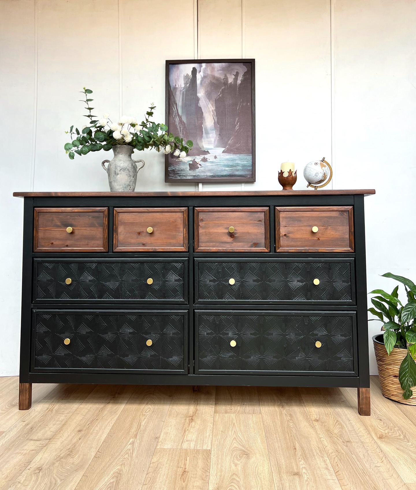 Stylische und elegante Vollholz-Kommode aus der IKEA-Hemnes-Serie. Die kaputte Schublade musste repariert werden – dafür habe ich Leisten verwendet, die dem Stück einen ganz eigenen Charakter verleih