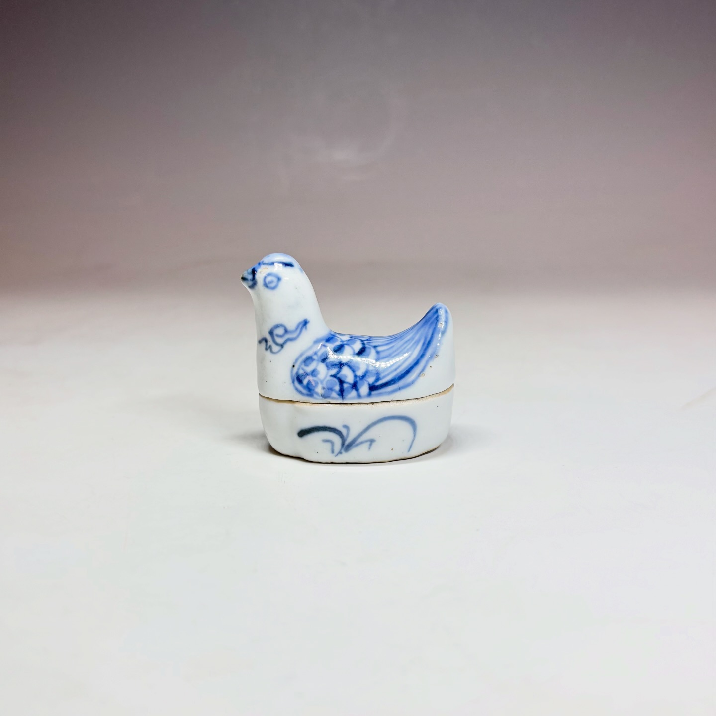 古染付鳥形香合です。可愛らしく、端正な鳥ですね。疵や直しなく、良い