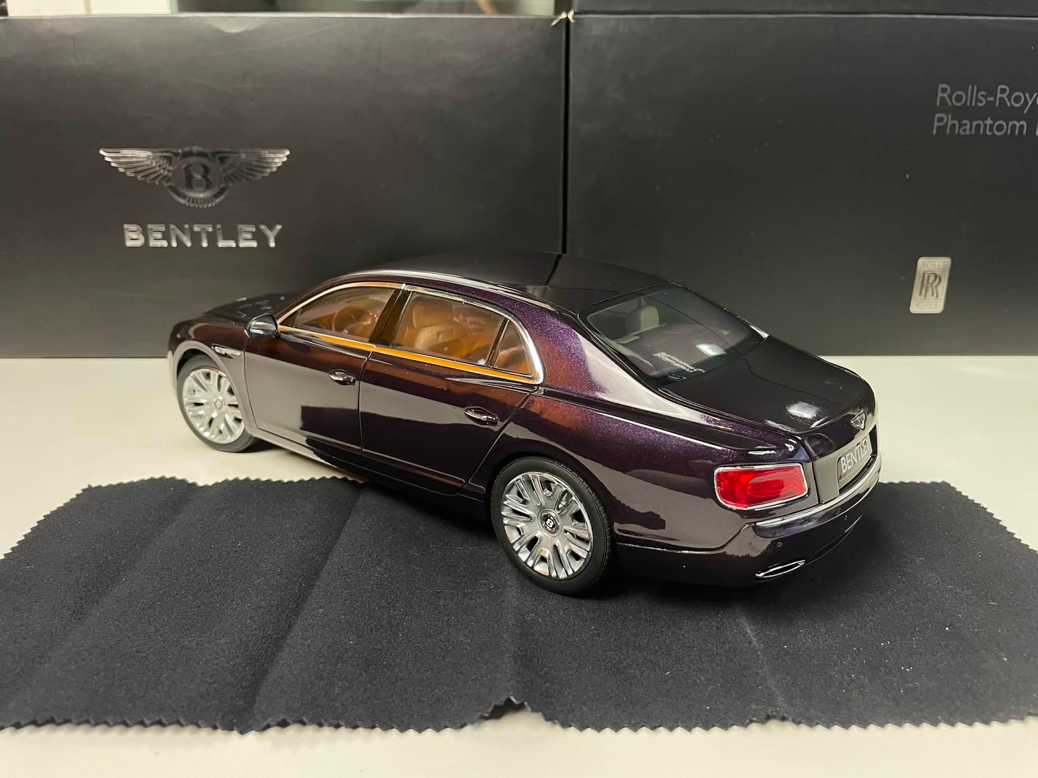 Bentley Continental Flying Spur W12 by Kyosho 1:18