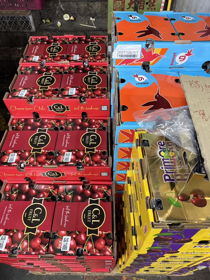 大新竹水果批發 - 智利超大顆櫻桃 品種：Santina 果肉飽滿多汁 外觀心型深紅色有「深紅蜜糖」之稱 一箱約2.5公斤 尺寸3JD特價 ...