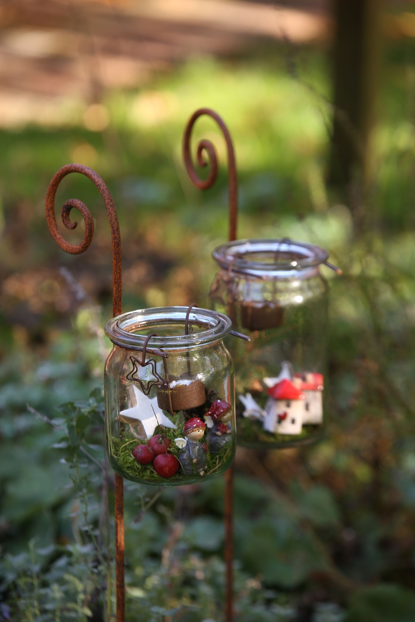 Dekoidee mit Weckglashalter ❤️ Wir haben unsere Weckglashalter am Stab in den Garten gepiekst und zwei verschiedene Einmachgläser dafür dekoriert. Das Eine mit kleinen Häuschen und das andere mit niedlichen Engeln. Dazu