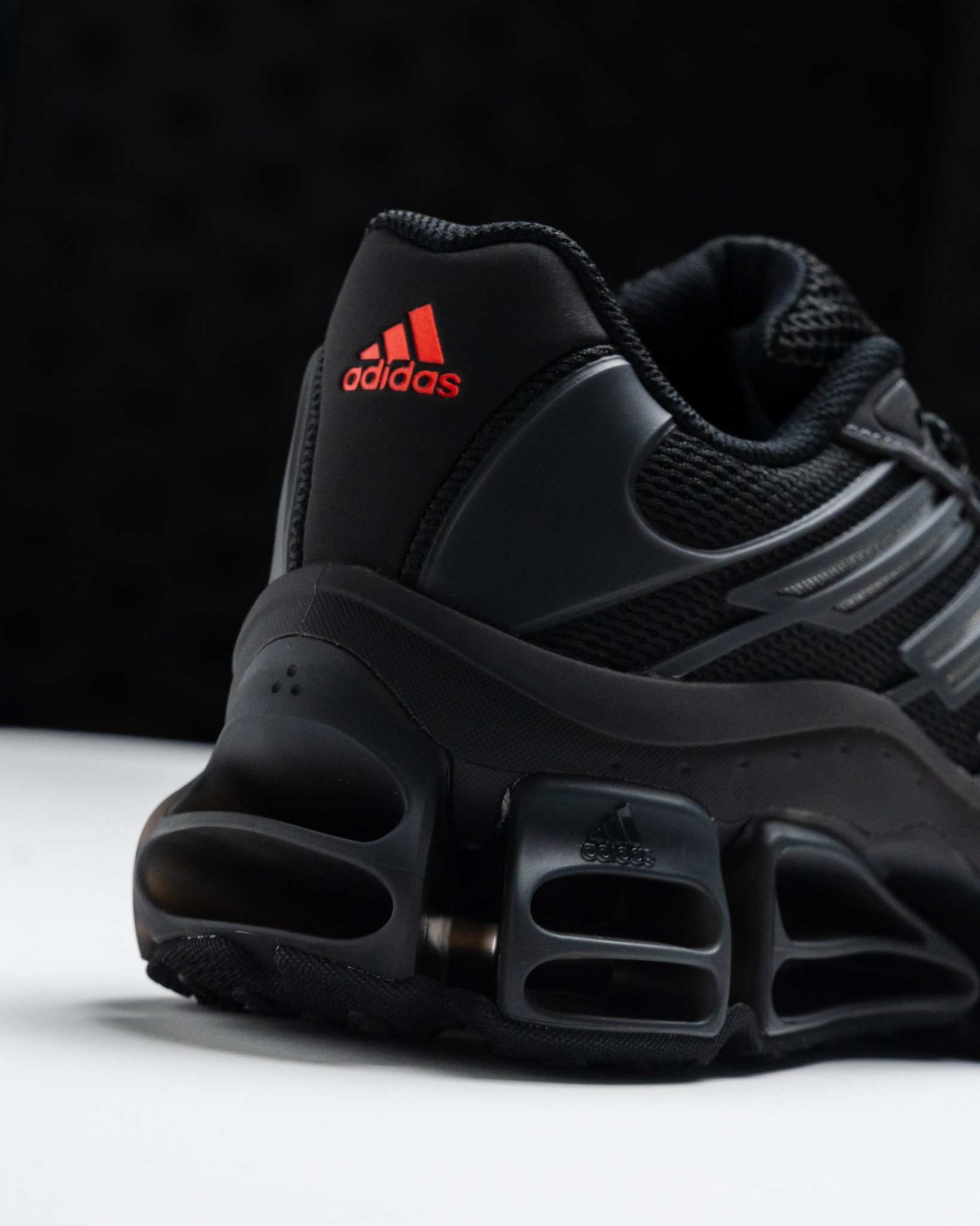 Designed for both trendsetters and sport leisure fans, these shoes