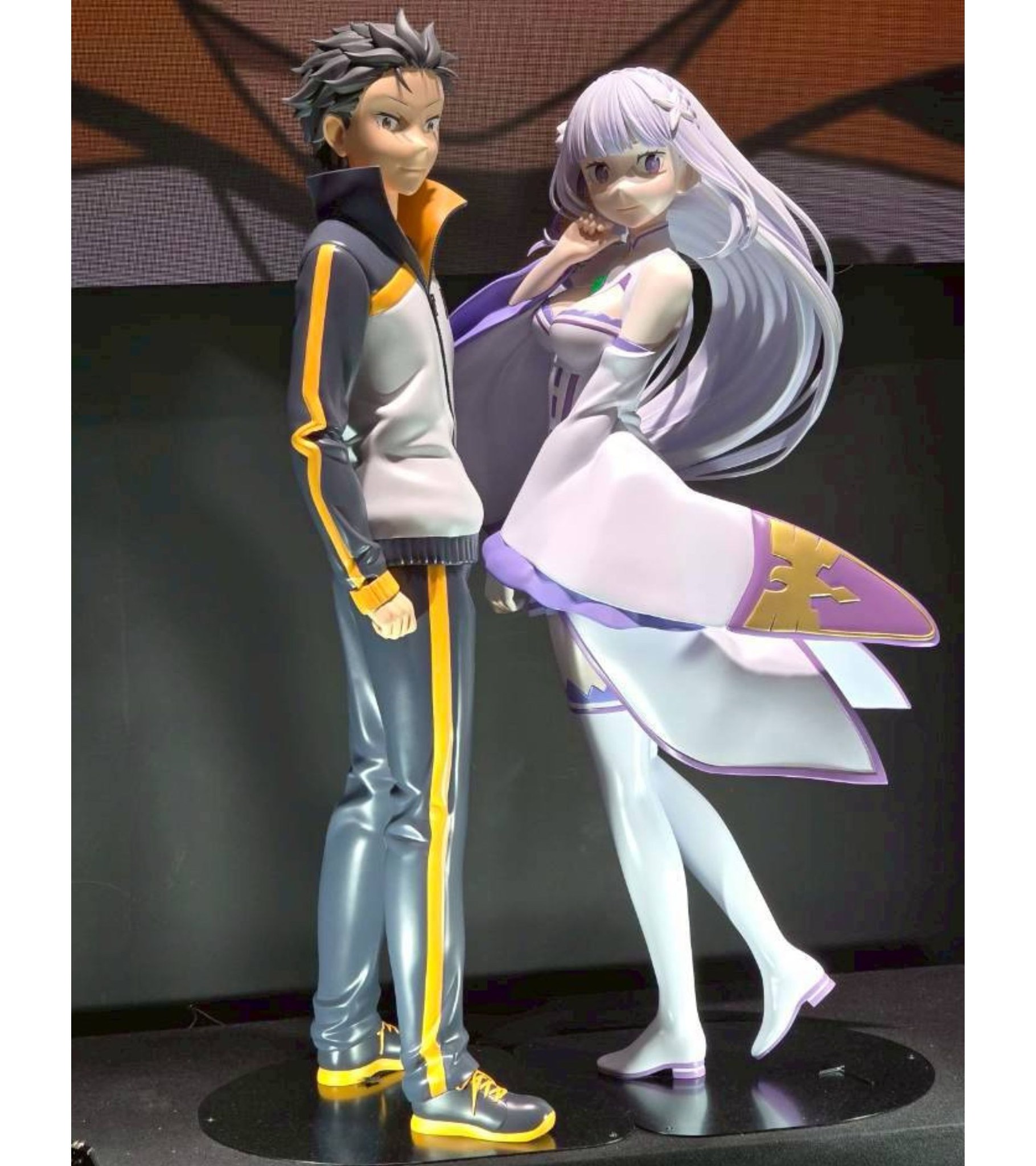Check out these LIFE SIZED Emilia and Subaru! Re:ZERO is 