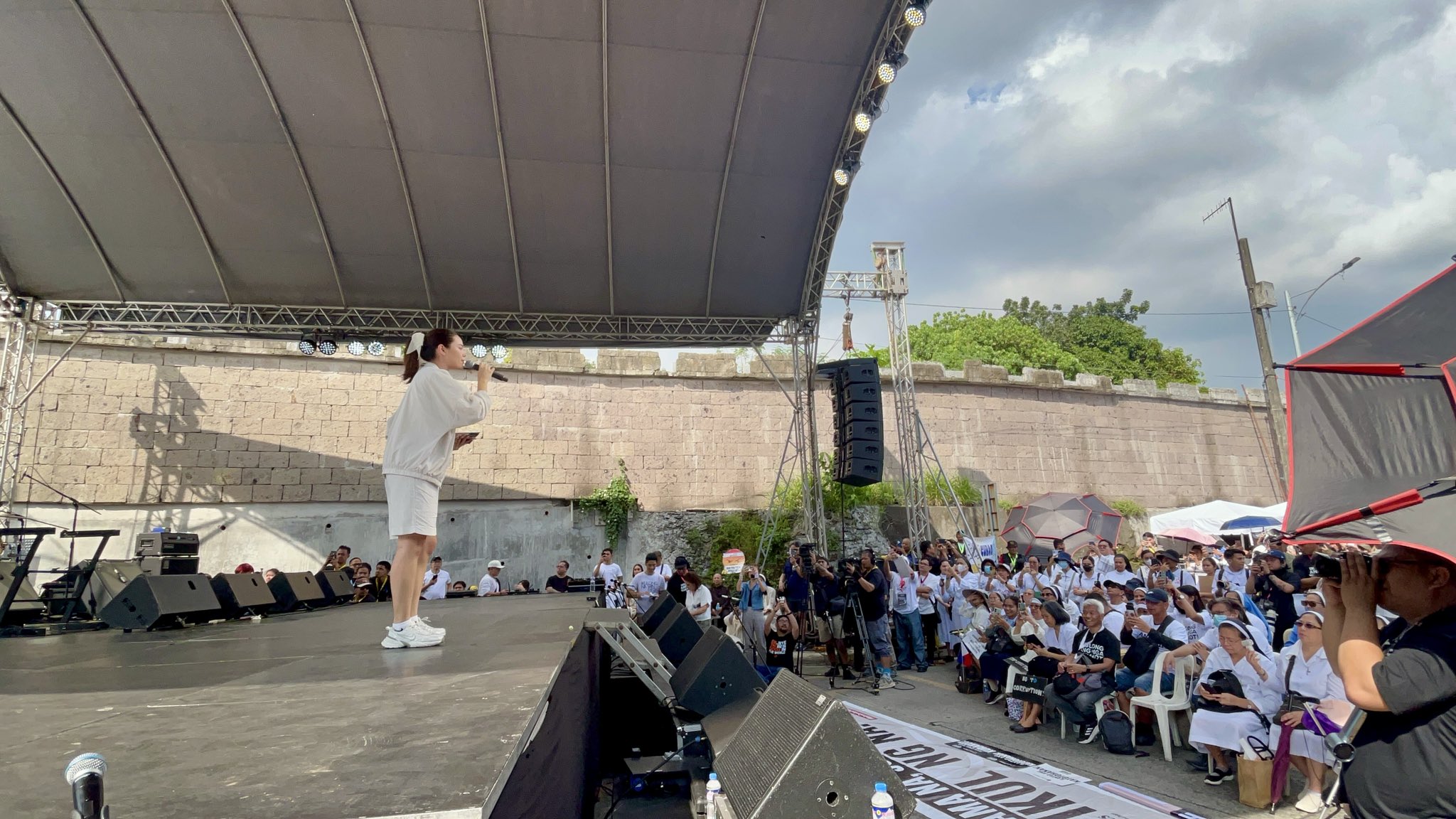GMA - Miss Universe 2018 Catriona Gray speaks before protesters at the ...