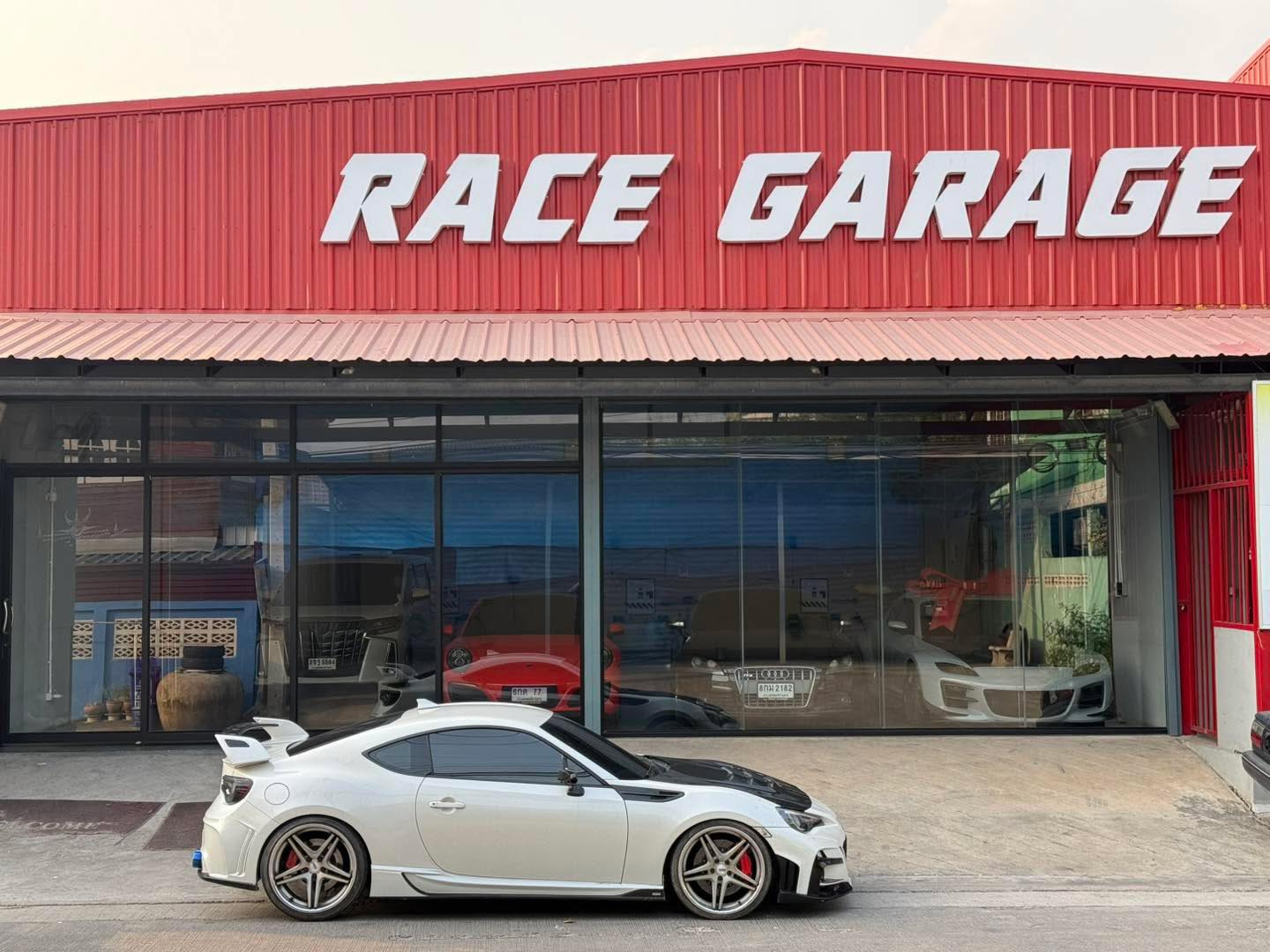 RACE GARAGE