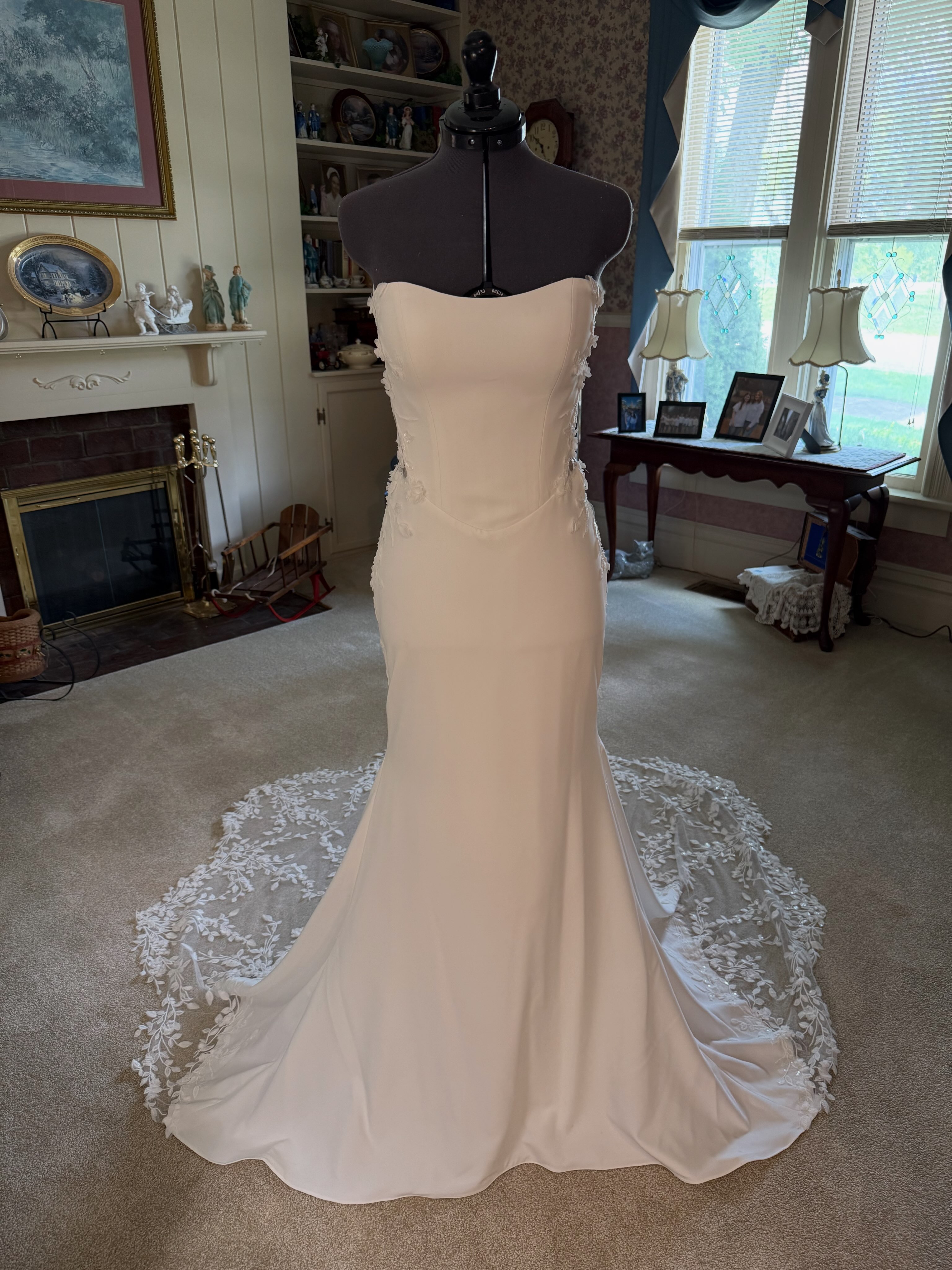 bridesmaid dresses louisville Madi Lane bridal gown from Couture Closet in LaGrange, KY Size:30 (7 to 8Yrs)