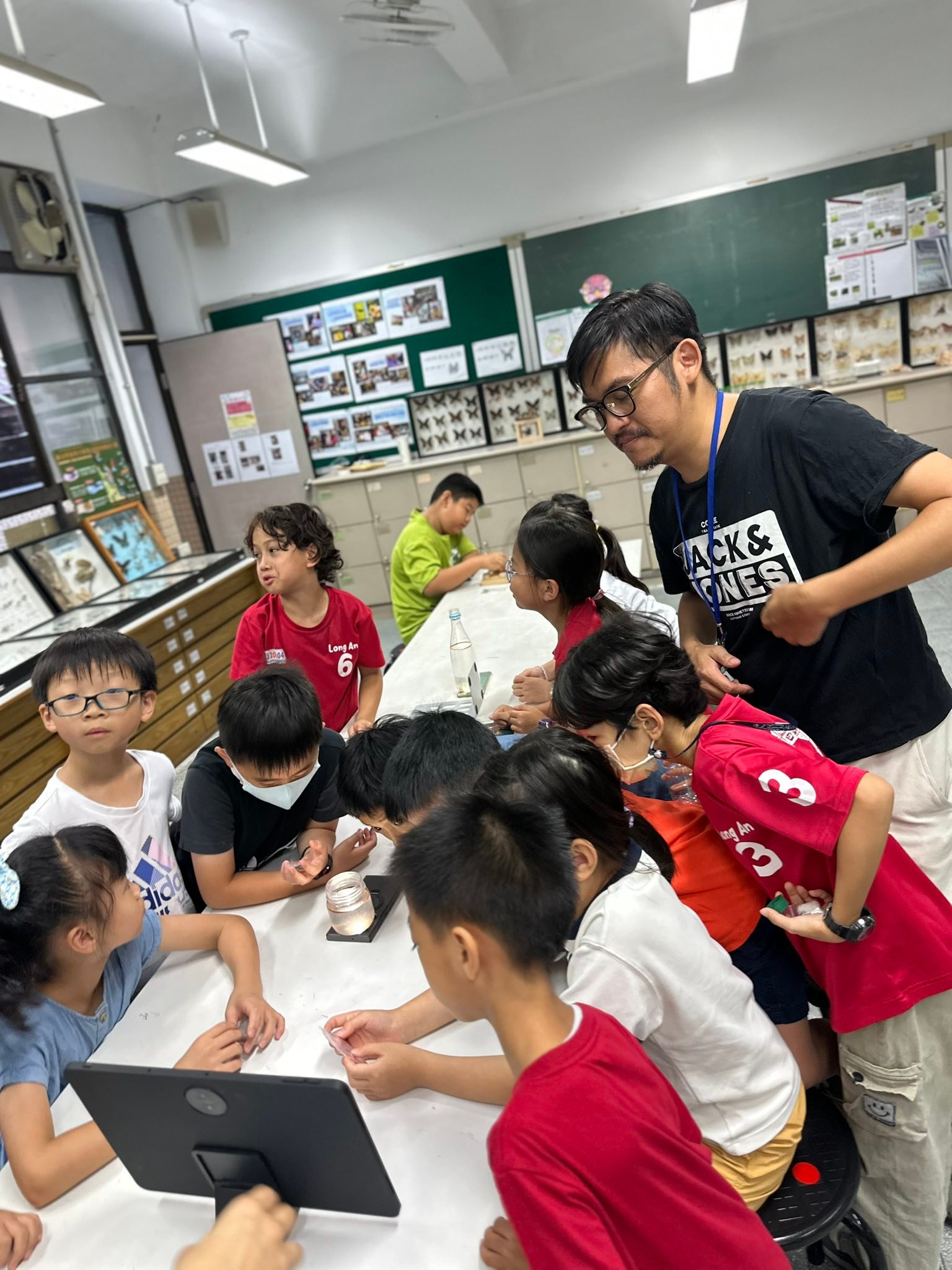 龍安生物營隊 - 2025/10/16（ ） 生物營的自然課超有趣！志工爸爸帶我們上了一堂關於「海猴寶寶」的課，牠的正式名字叫「豐年蝦 ...