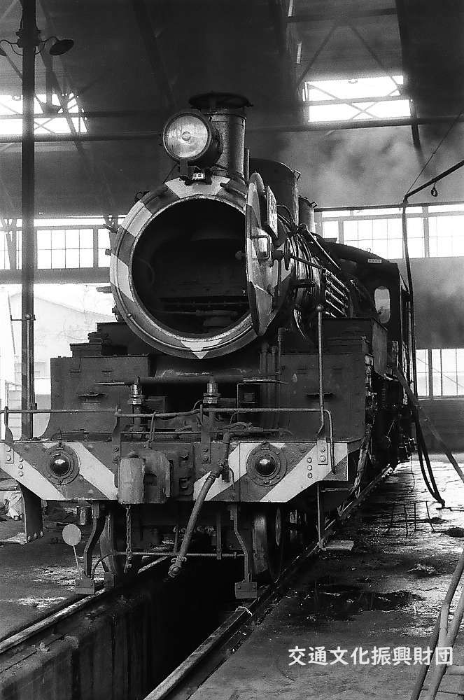 公益財団法人 - 所蔵写真より1965年撮影のD52形蒸気機関車。新大阪駅