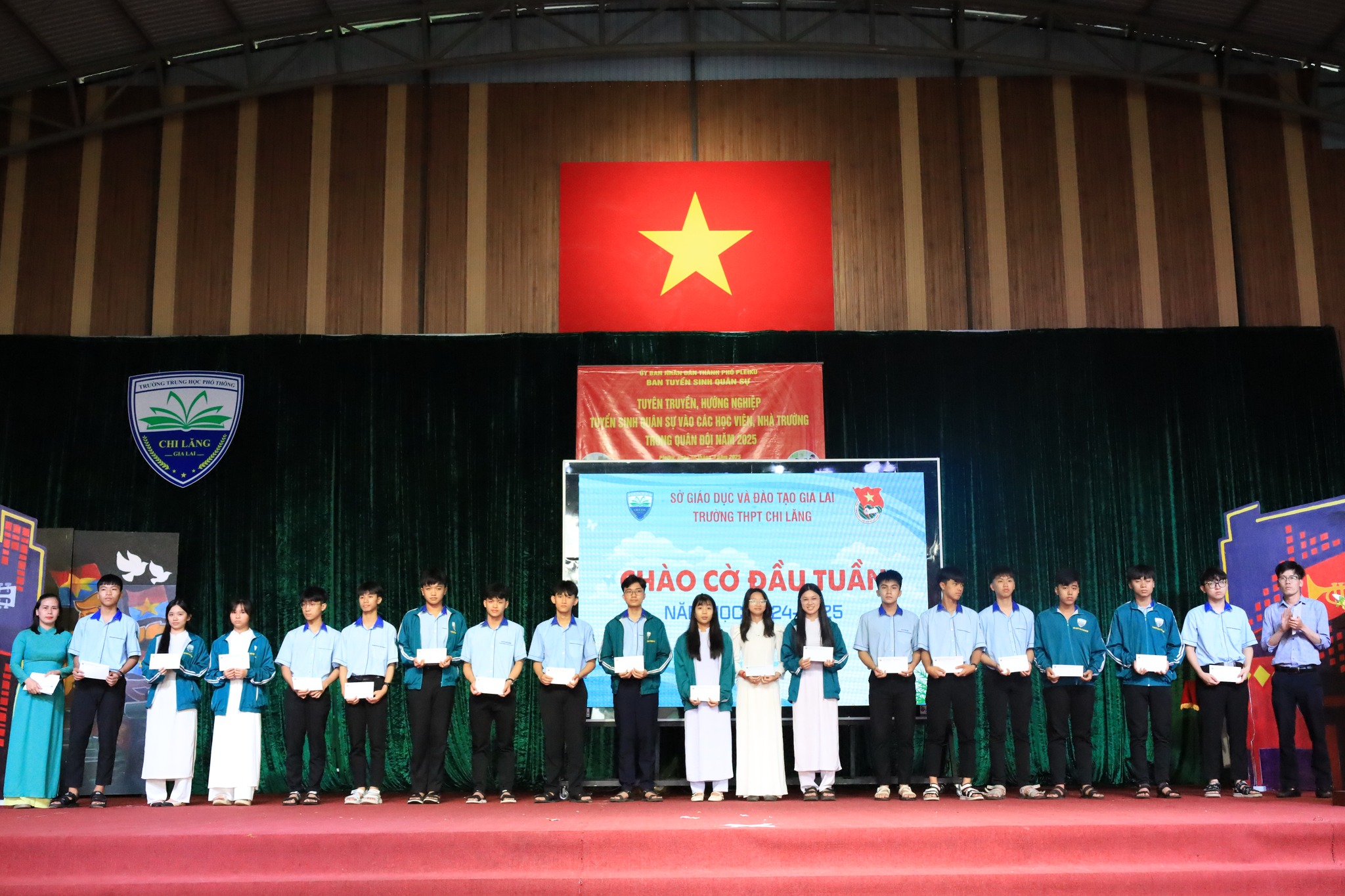 Đoàn Trường THPT CHI... - Đoàn Trường THPT CHI LĂNG - Gia Lai