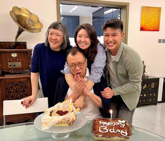 港味 - 今年74歲的 #許紹雄 與新加坡太太龍嬿而育有一女許惠菁，他於數年前已到新加坡定居，鮮有再在幕前演出。... | Facebook