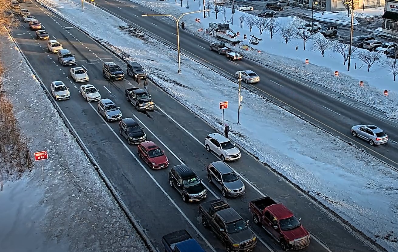WDEL - Route 40 westbound at Pleasant Valley Road in Glasgow, left lane ...