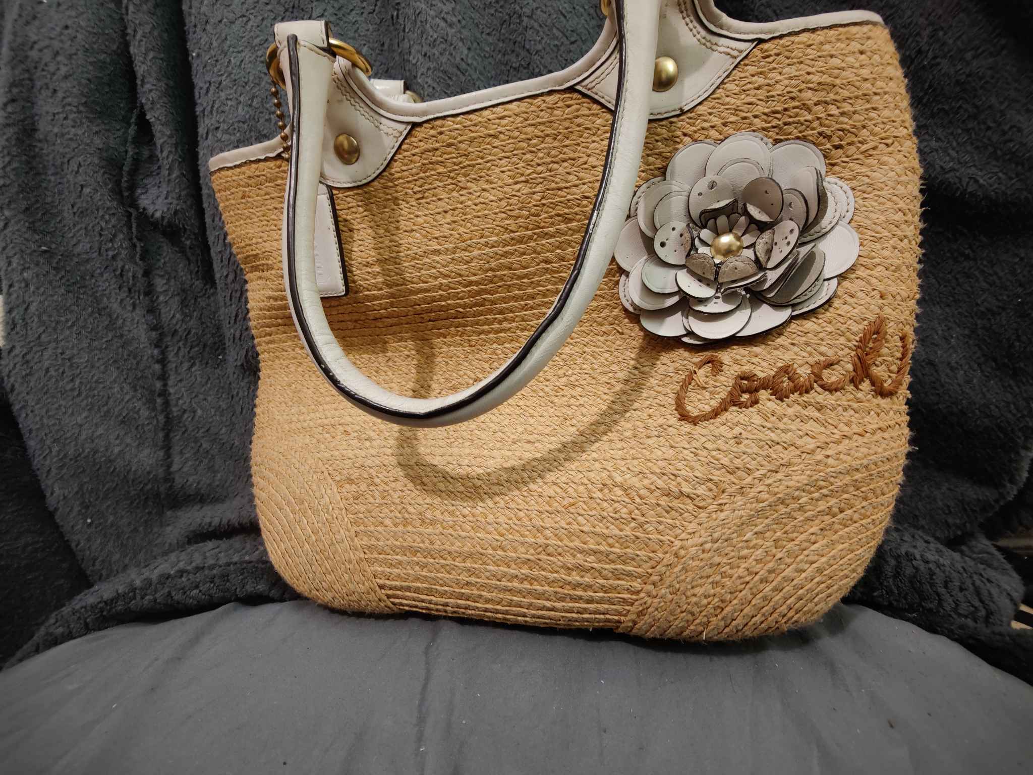 Authentic Coach tote bag is crafted from woven straw with white 
