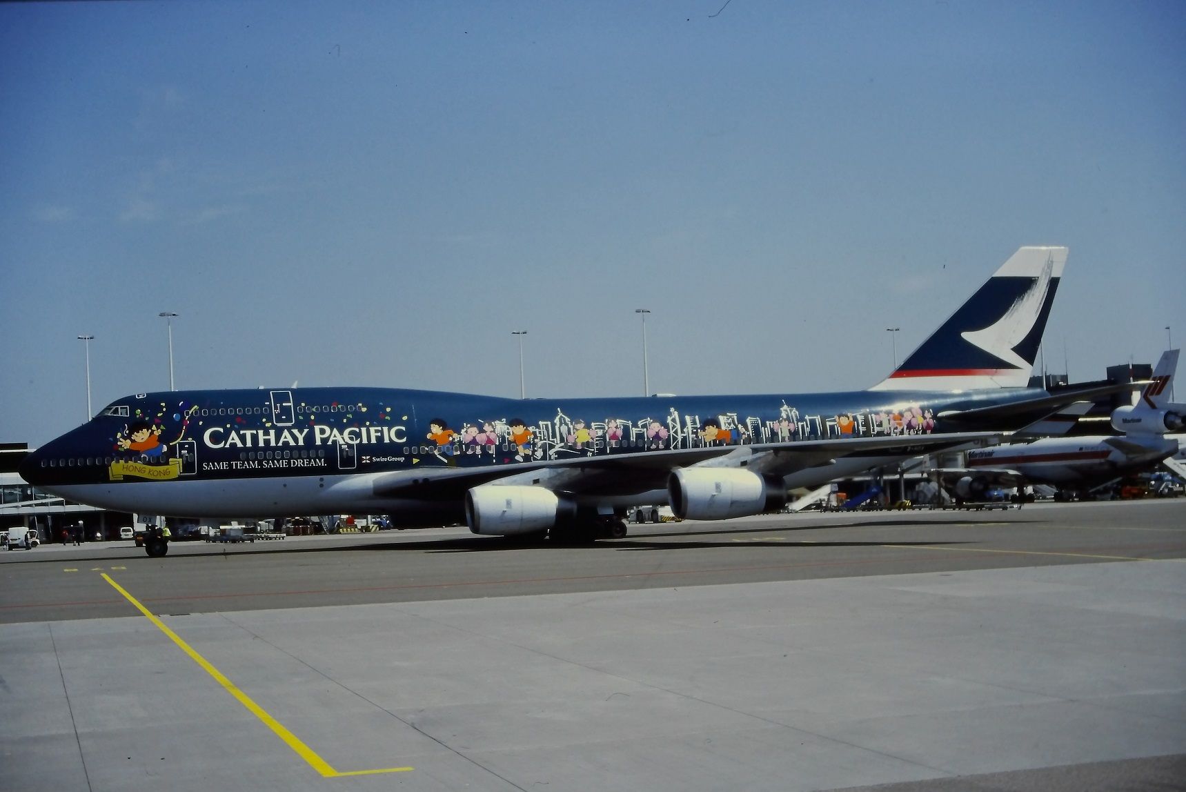 Cathay B747-467 B-HOX 2000 photo by auctioned slide